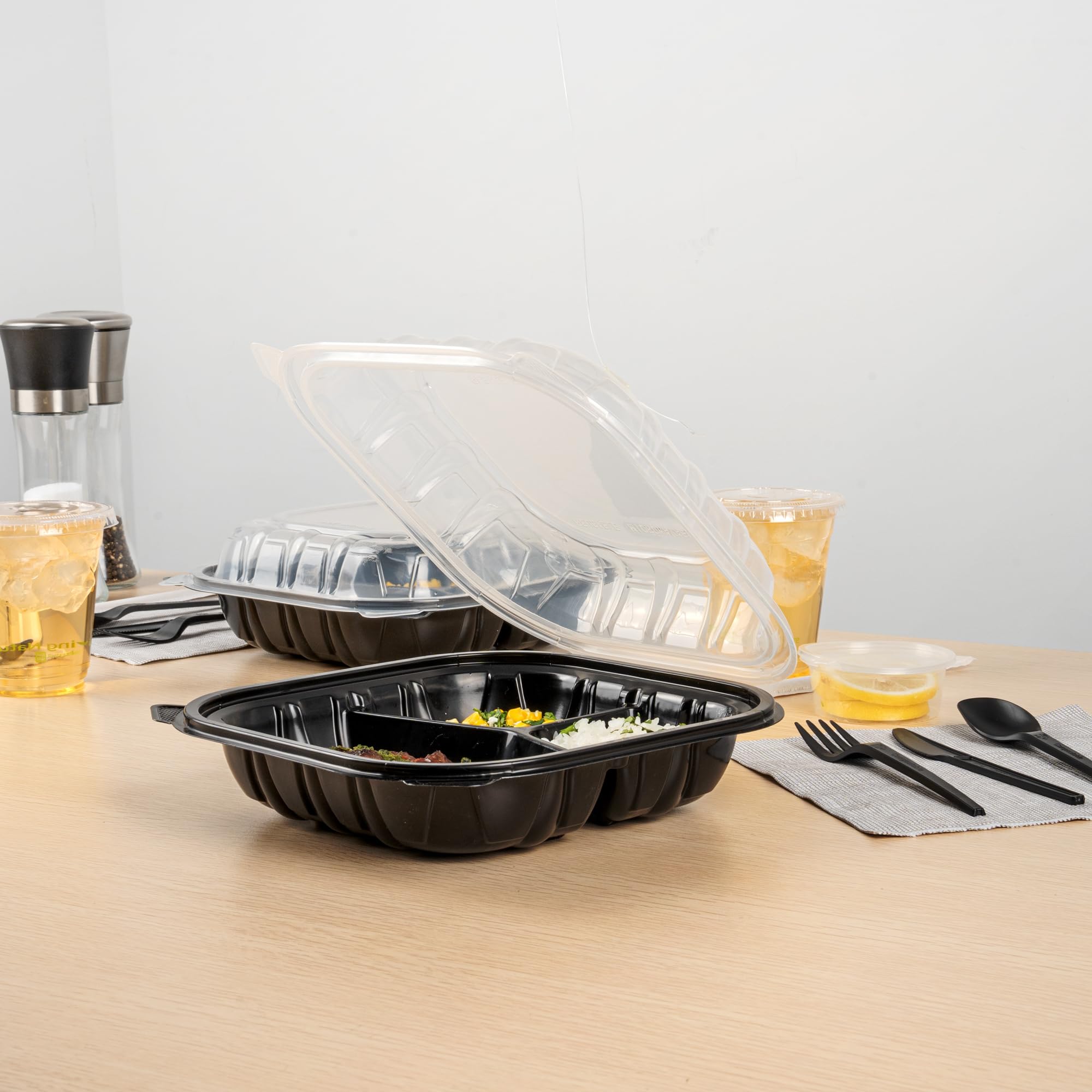 Restaurantware Thermo Tek pojemniki z klapką, 50 jednorazowych pudełek na wynos – 3 przegrody, wentylowane pokrywki, czarne plastikowe pojemniki do przygotowywania posiłków, nadają się do kuchenki