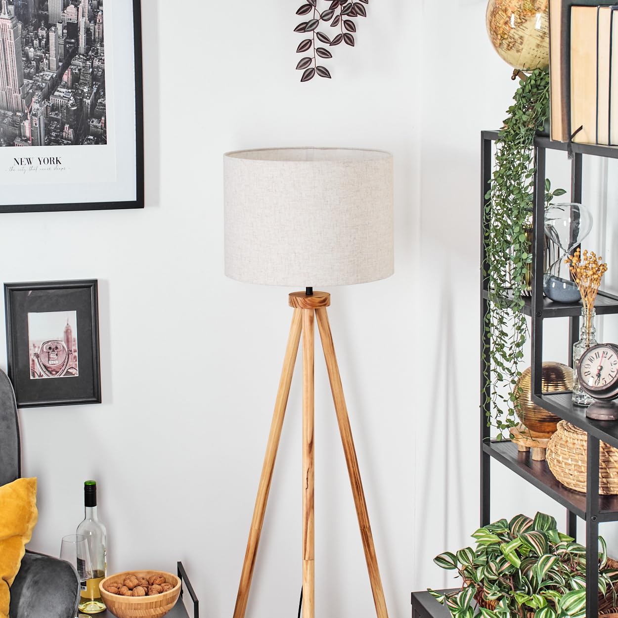 HOFSTEIN Stehleuchte Bassagoda, Stehlampe mit Holzfuß und Schirm aus Stoff, E27, skandinavisches Design, Boho-Style, Höhe 153cm, Ø 40cm, Fußschalter - Wohnzimmer, Schlafzimmer, Esszimmer, Flur, Büro