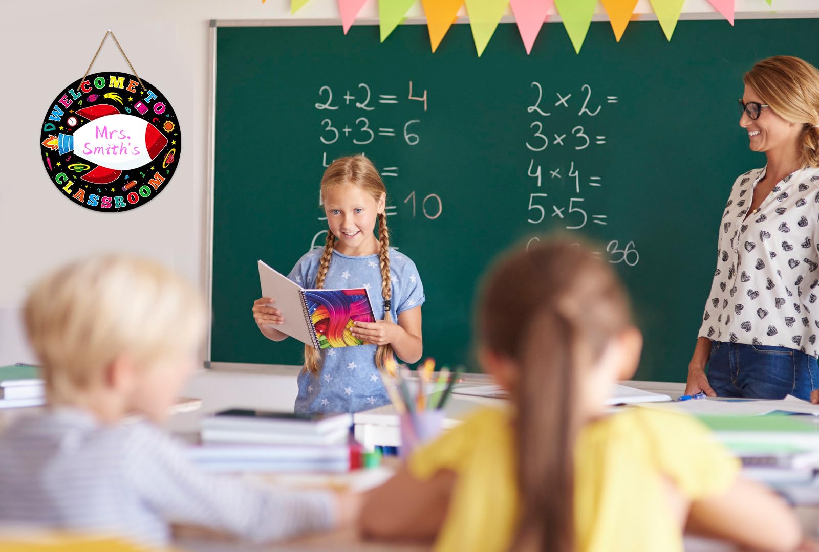 D24TIME Spersonalizowany znak powitalny do dekoracji drzwi klasy 29 cm znak kosmiczny znak z imieniem nauczyciela Witamy w naszej klasie nauczyciel znak wieszak powrót do szkoły klasa dekoracja