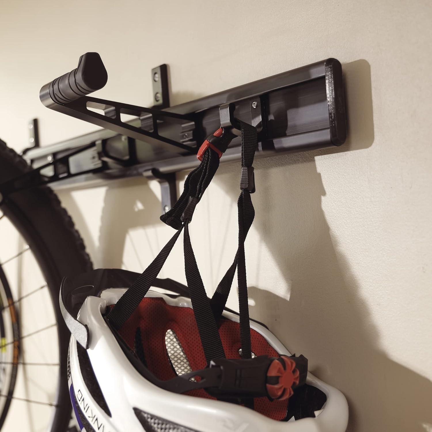 CyclingDeal 自転車ウォールラック &ndash; 自転車3台用 &ndash; 調節可能な防錆アルミニウム屋内/屋外ガレージ/家庭用自転車ストレ