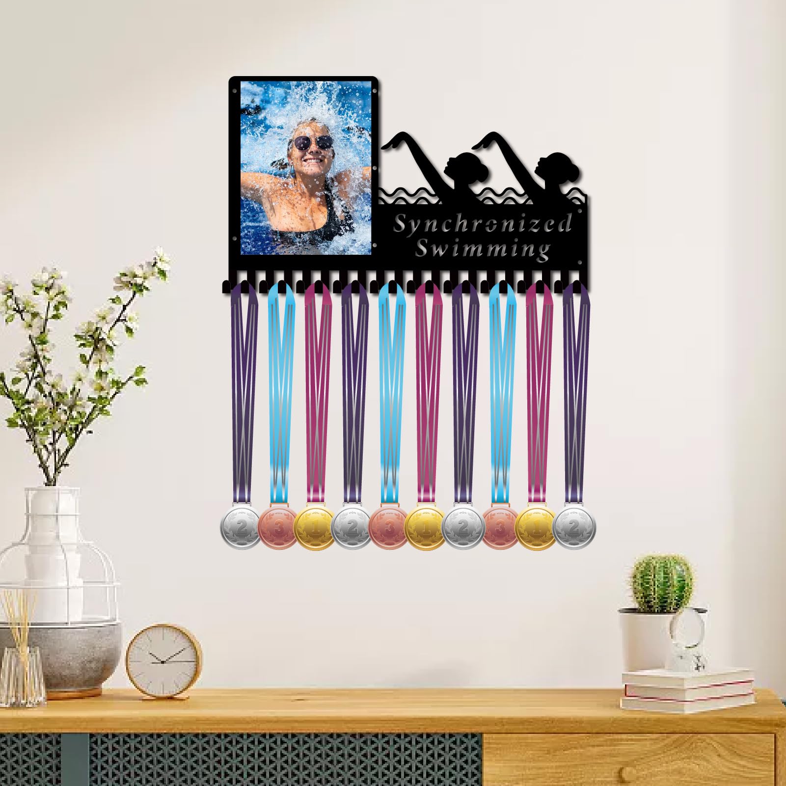 CREATCABIN Appendiabiti per Medaglie di Nuoto Sincronizzato, Porta Medaglie per Il Nuoto, con Cornice per Foto, Supporto Da Parete per Premi per Atleti, per Sport In Metallo, con 20 gancio per 42x25cm