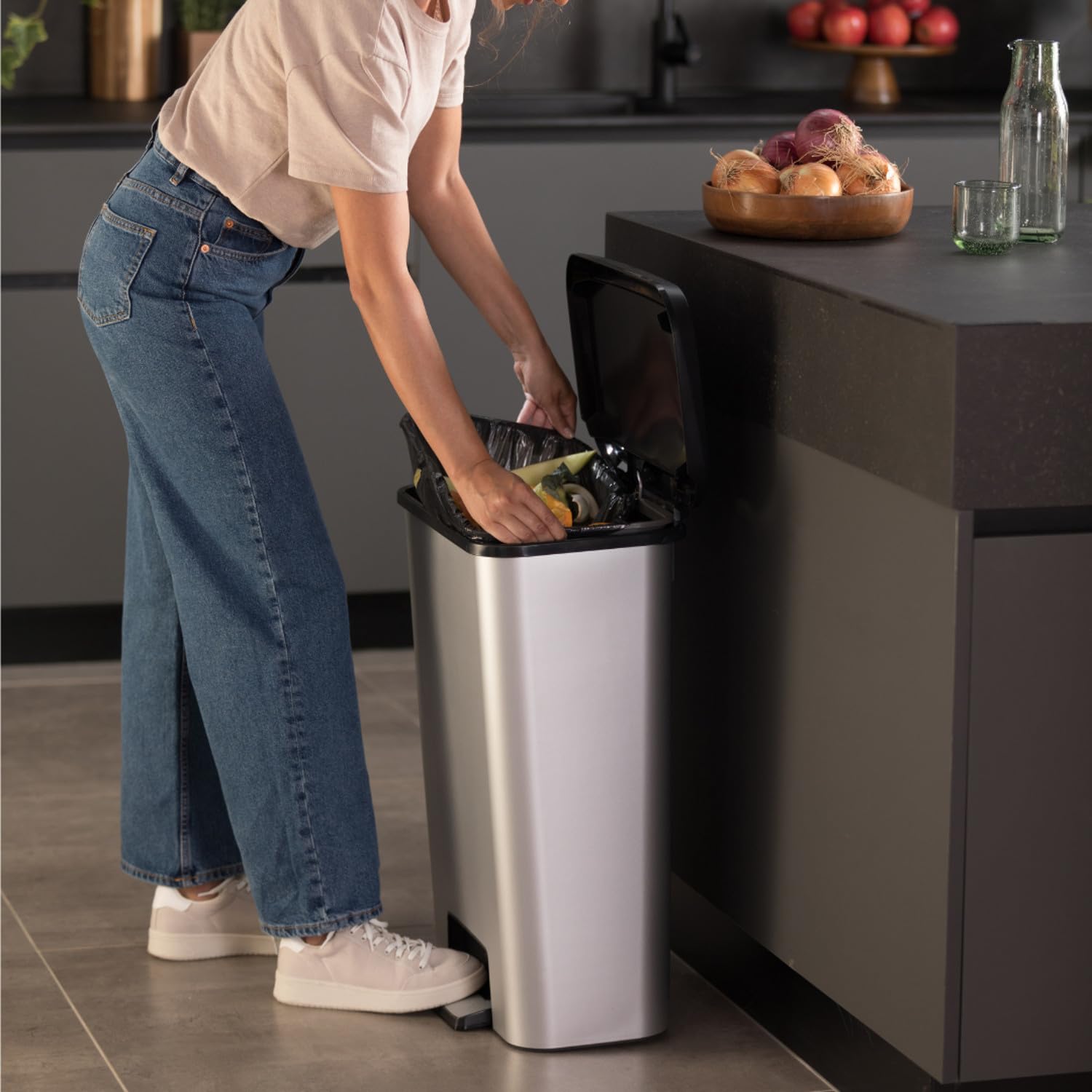 Curver Compatta Cubo de basura con pedal, 50 l de capacidad, color inox