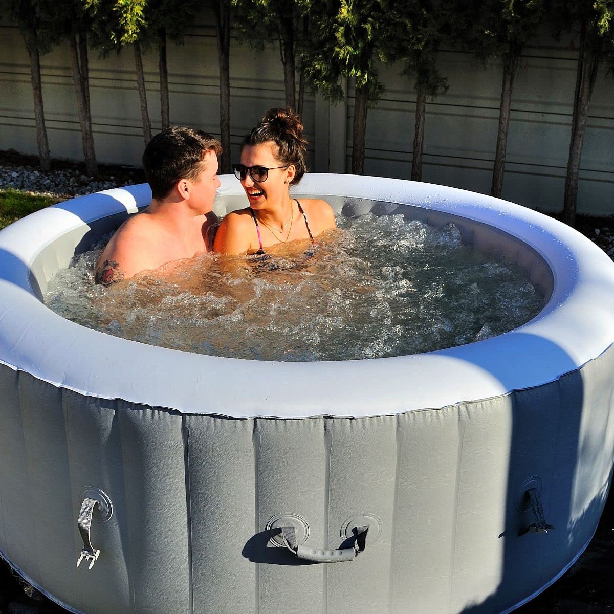 Nouveau BeneoSpa Spa Gonflable 4 Personnes pour l'intérieur et l'extérieur, Spa avec Chauffage- Spa à Bulles Rond - Noir Blanc - 180 cm - 130 Jets de Massage - Bain à remous Gonflable Spa Portable