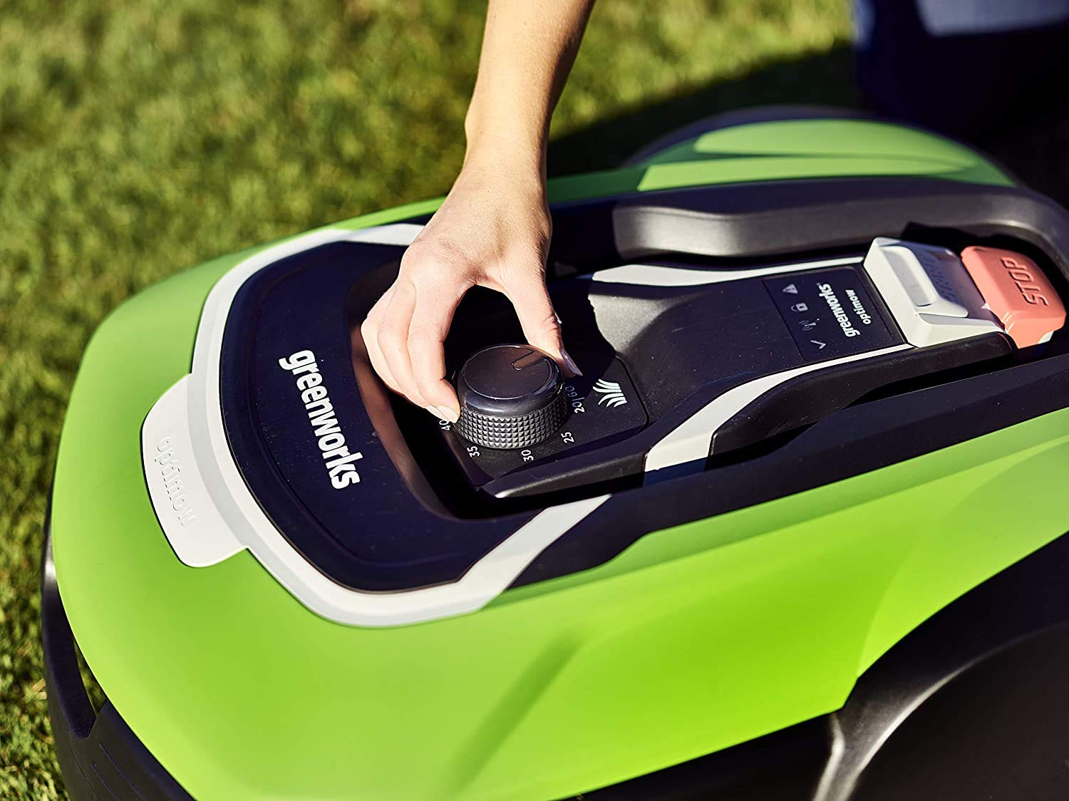 Greenworks Optimow 10 robot rasaerba per prati fino a 1000m2 e Pendenza 35%, silenzioso, Controllato 4G, funzioni di sicurezza avanzate, protetto da durto, 3 anni di garanzia