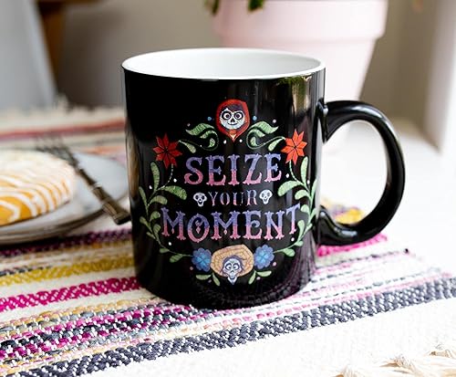 Miniatura 5 de Disney Pixar Coco Seize Your Moment - Taza de cerámica con capacidad para 20 onzas