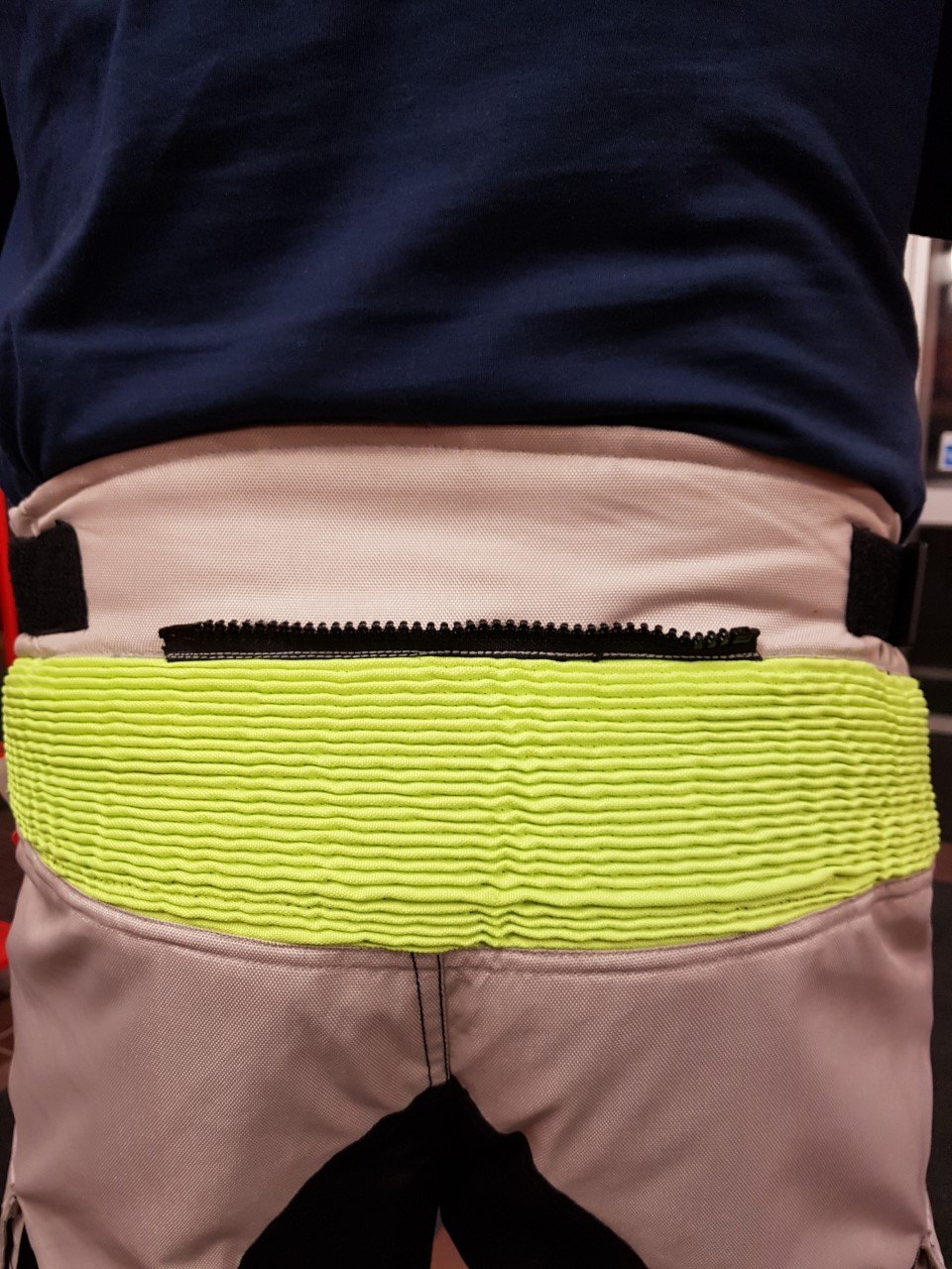 Bikers Gear Australia Hi Viz Safety GloRider - Pantalones impermeables para motocicleta con armadura extraíble CE1621-1