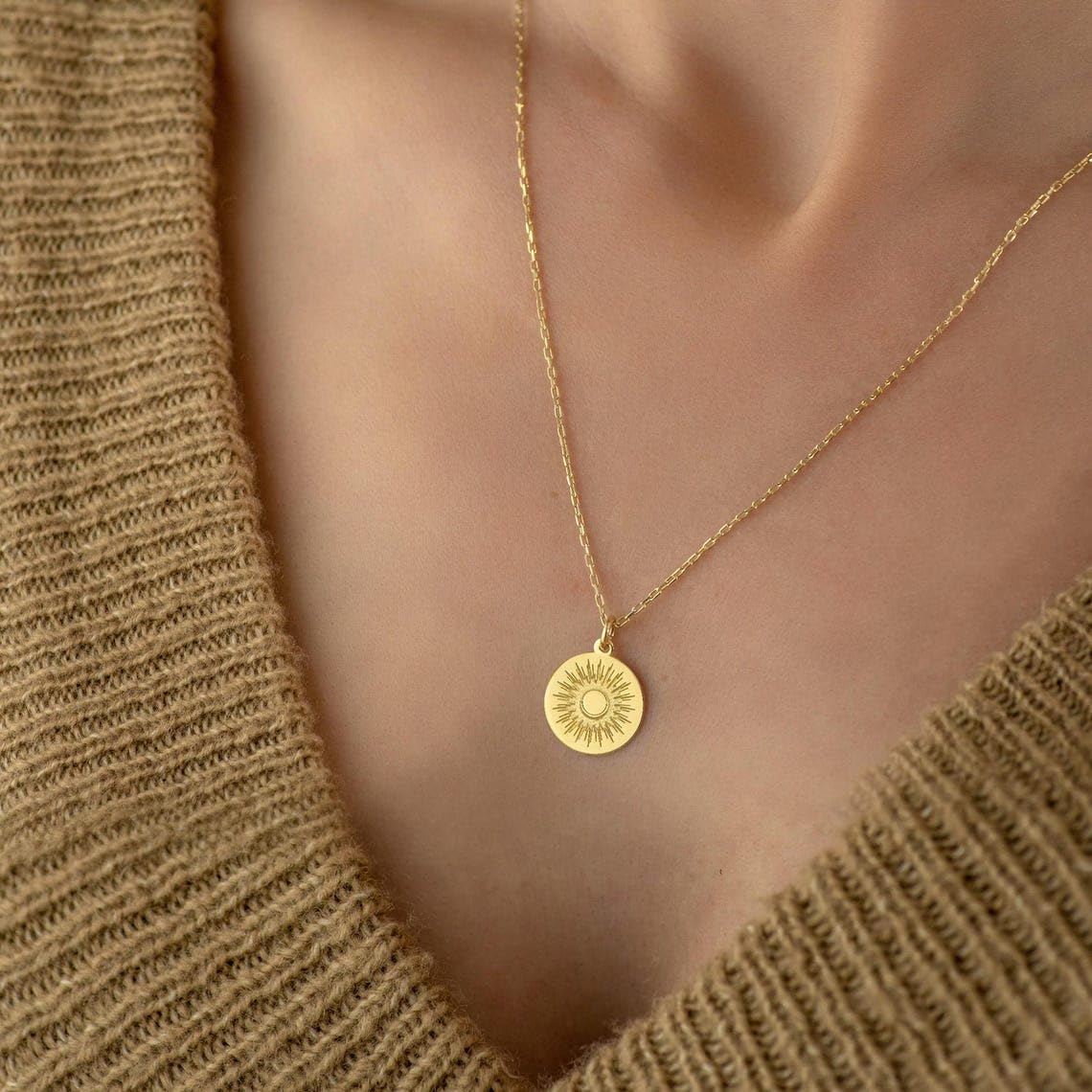 WW_OPC_01881 - Colgante de plata de ley 925 de lujo de 22 mm, sin cadena, símbolo solar hecho a mano, dije luminoso, joyería minimalista para ella, grabado gratuito, chapado en oro