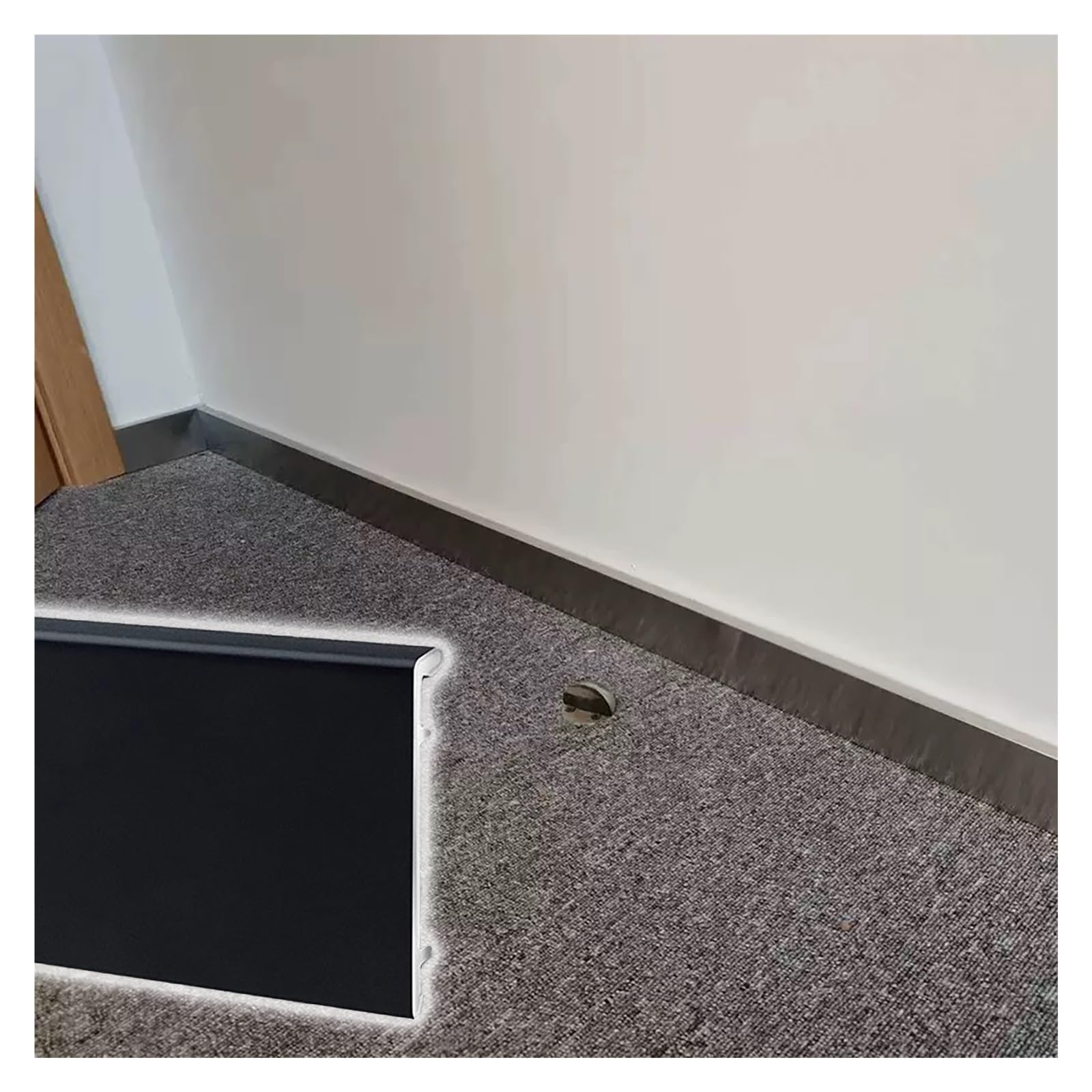 Plinthe métallique pour centres commerciaux avec finition noir mat 3cm