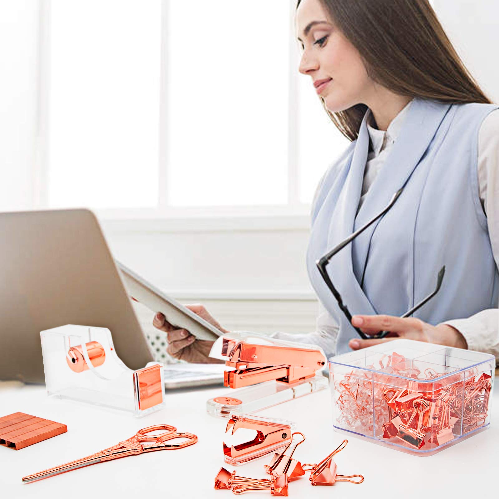 Juego de suministros de oficina de oro rosa, el paquete contiene grapadora, dispensador de cinta, removedor de grapas, tijeras, clips de carpeta, clips de papel, chinchetas y 1000 grapas. Kits
