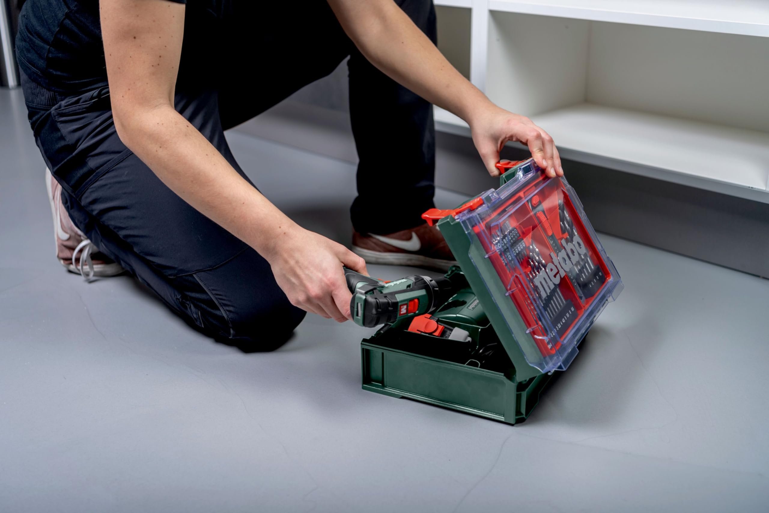 metabo Akku-Bohrschrauber PowerMaxx BS Basic Set, 12 V Bohrer & Schrauber | Inkl. 2 Akkus 2,0 Ah, Ladegerät, 41-teiliges Zubehör-Set, 34 Nm, 2 Gänge, LED, Gürtelhaken, im Kunststoffkoffer