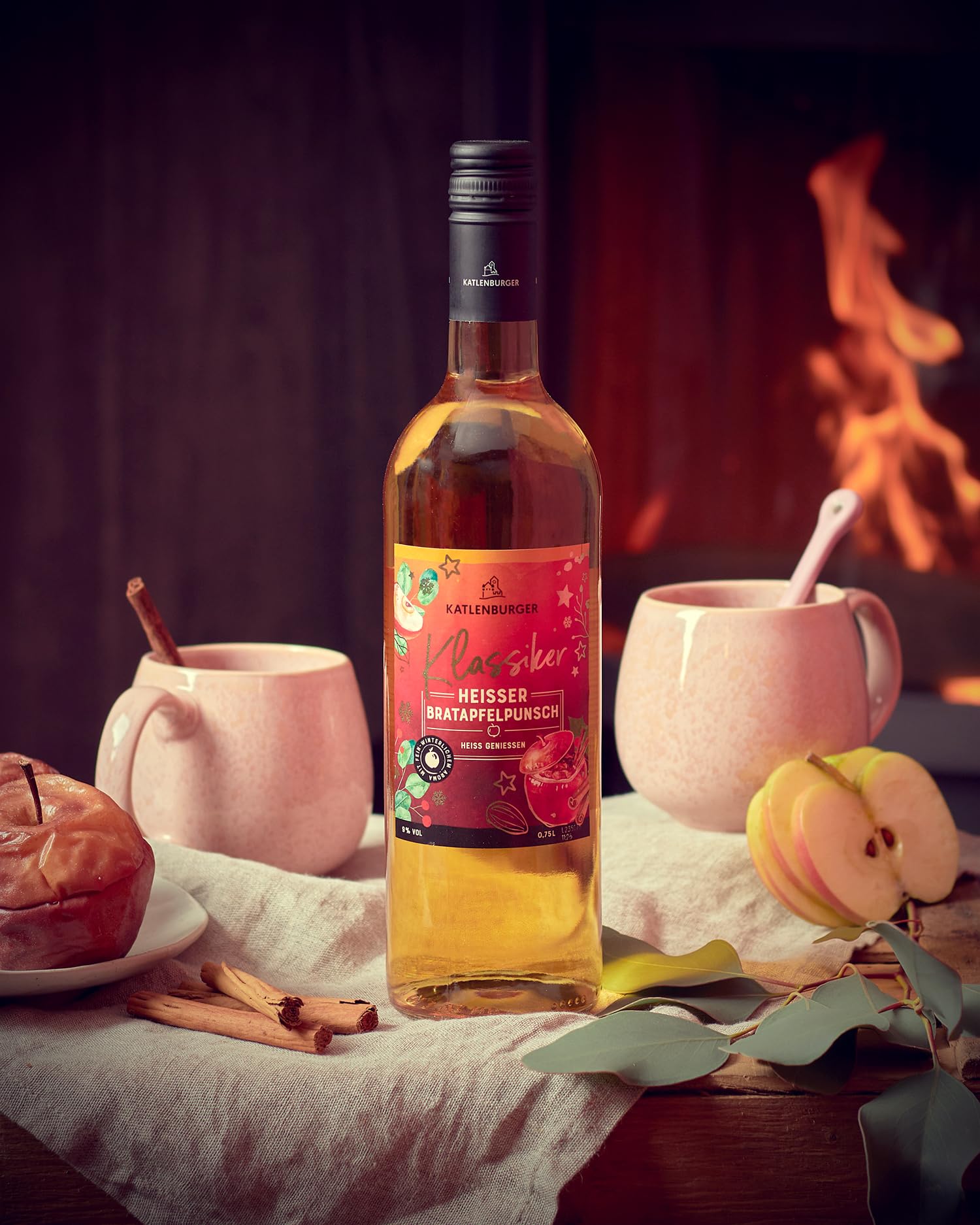 KATLENBURGER - Heißer Bratapfelpunsch | Fruchtpunsch aus Fruchtwein, Apfelsaft, winterlichen Gewürzen und Marzipanaroma. Nicht nur in der Winterzeit ein heißer Klassiker. Inhalt: 6x 750ml und 9% vol.