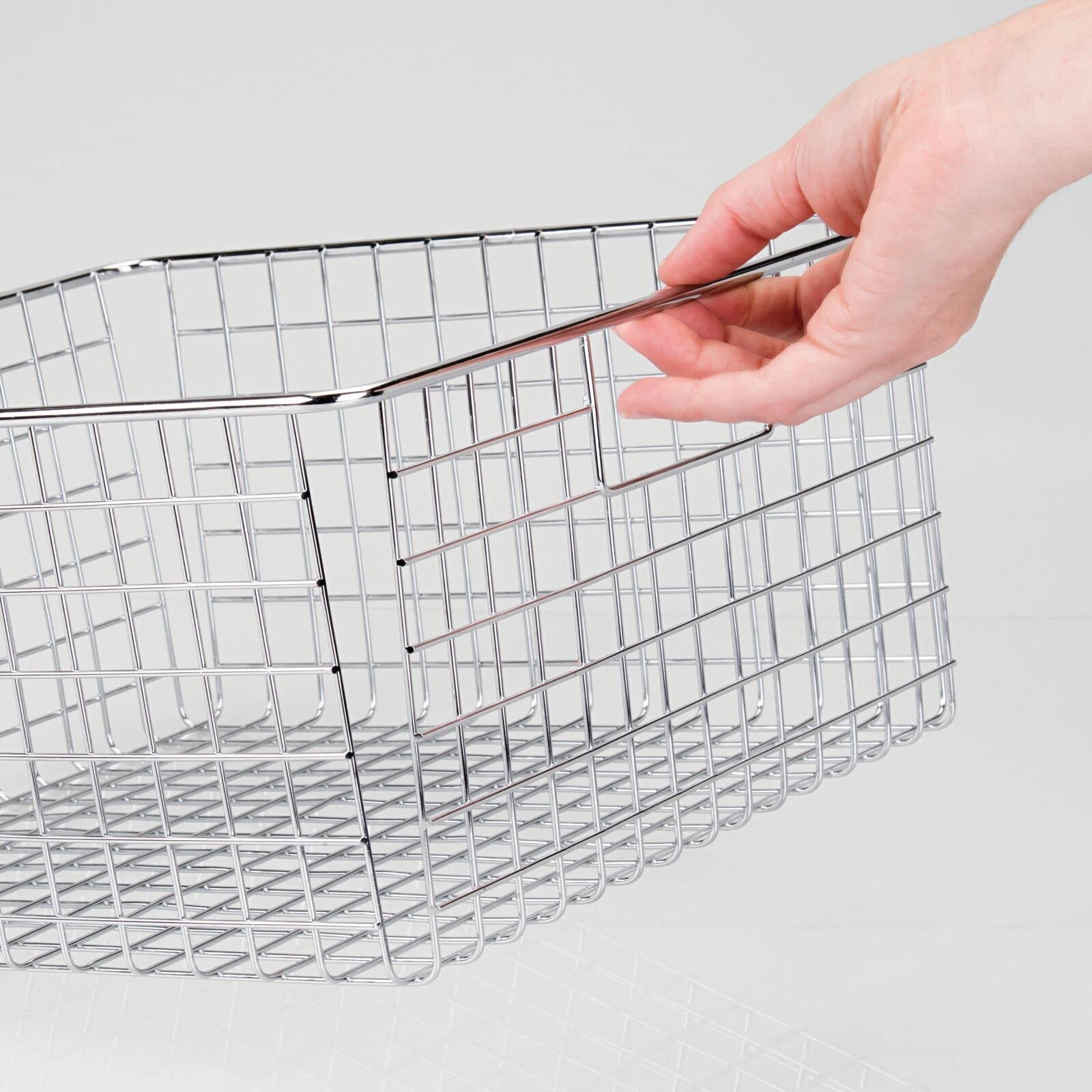 mDesign Organizer scrivania per posta, carte e cancelleria – Cesta metallo per uffici, scuola, camere da letto, cucine, bagni, garage – Cesta portaoggetti con manici incorporati – Set da 4 – cromato
