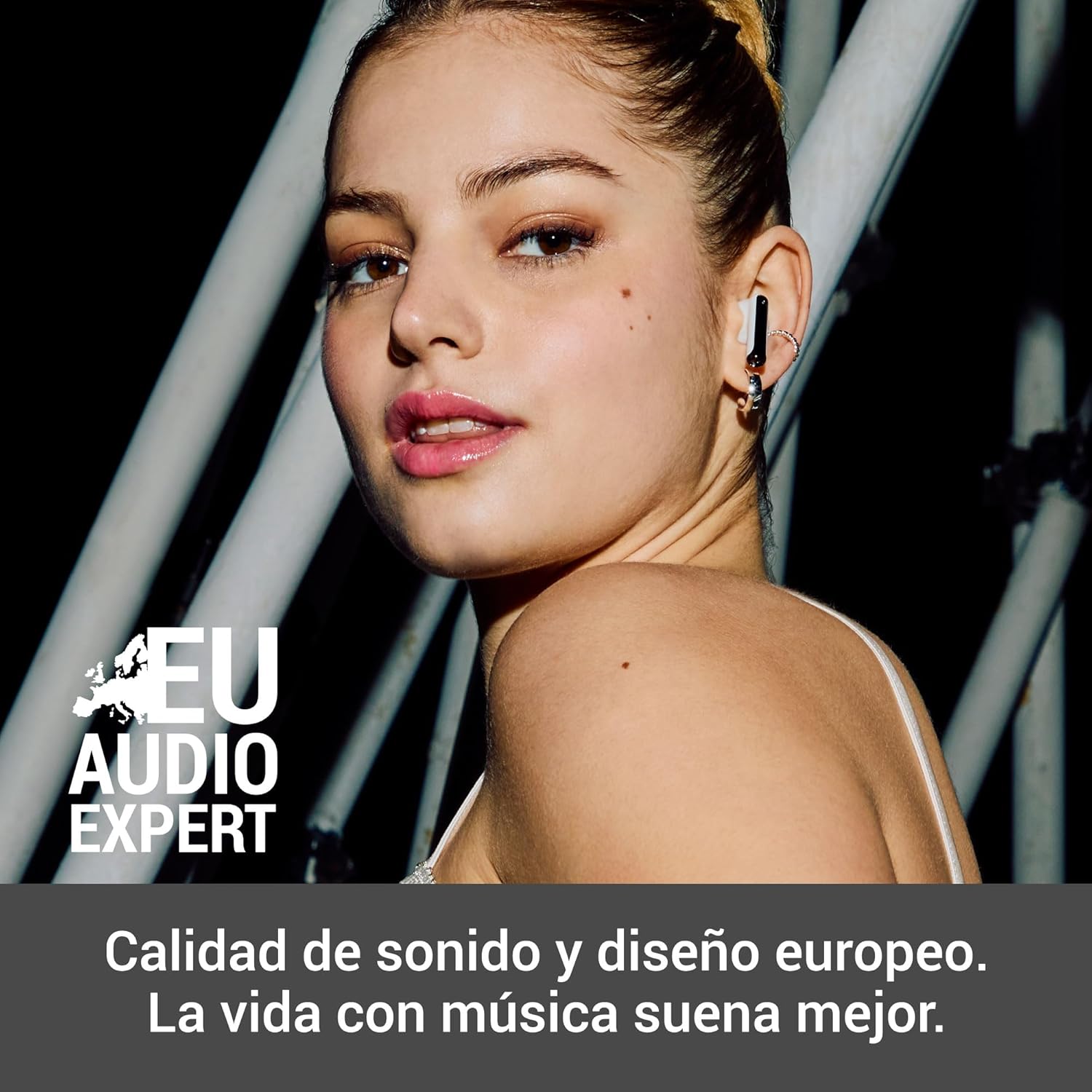 Energy Sistem StyleBuds earbuds next to text indicating 25 hours of battery autonomy.