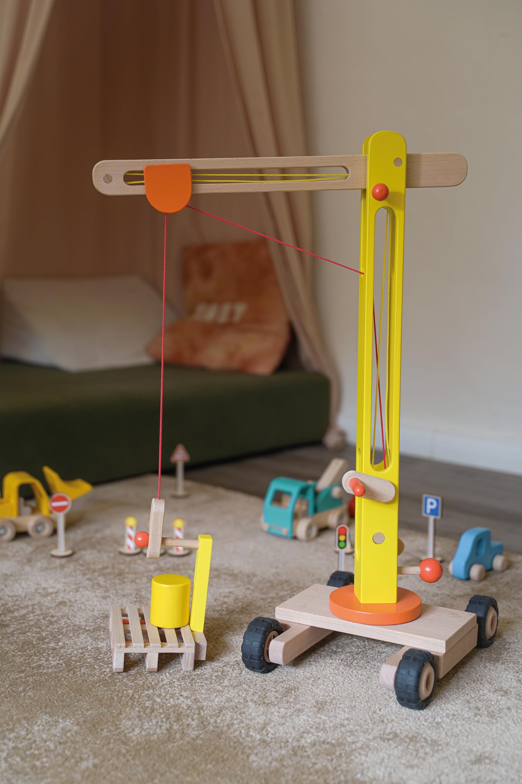 goki Drehkran aus Holz - 64 cm, 360° schwenkbar, mit Gummibereifung und Zubehör - Robustes Material, leichtgängige Kurbeln, inklusive Holzpalette und Palettengabel, sicher für Kinder ab 3 Jahren