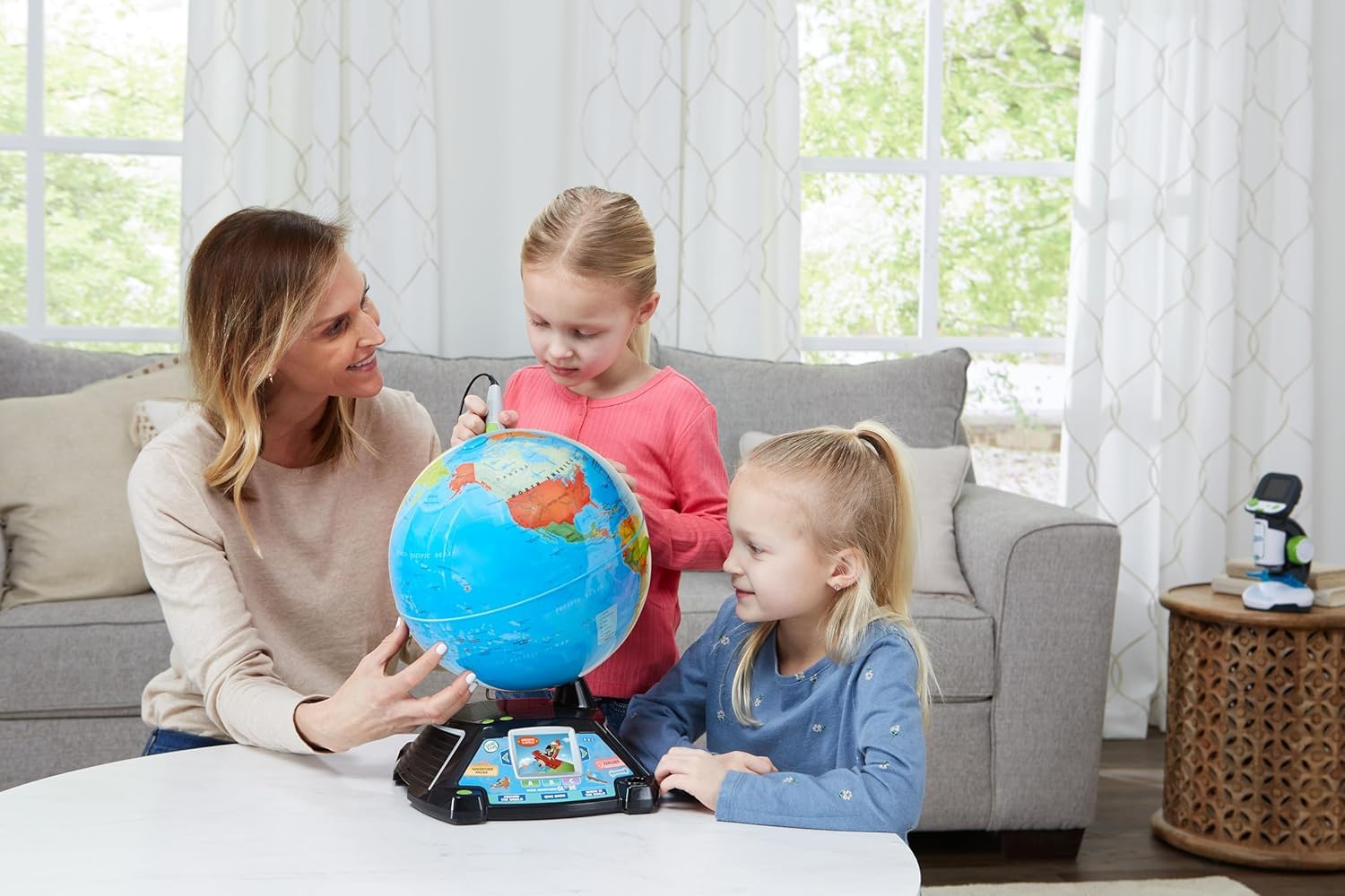 VTech Giramondo Video Mappamondo Interattivo Bambini con Penna Touch 2.7" 600 Video BBC Giochi Educativi Quiz Lingua Italiana 7-99 Anni