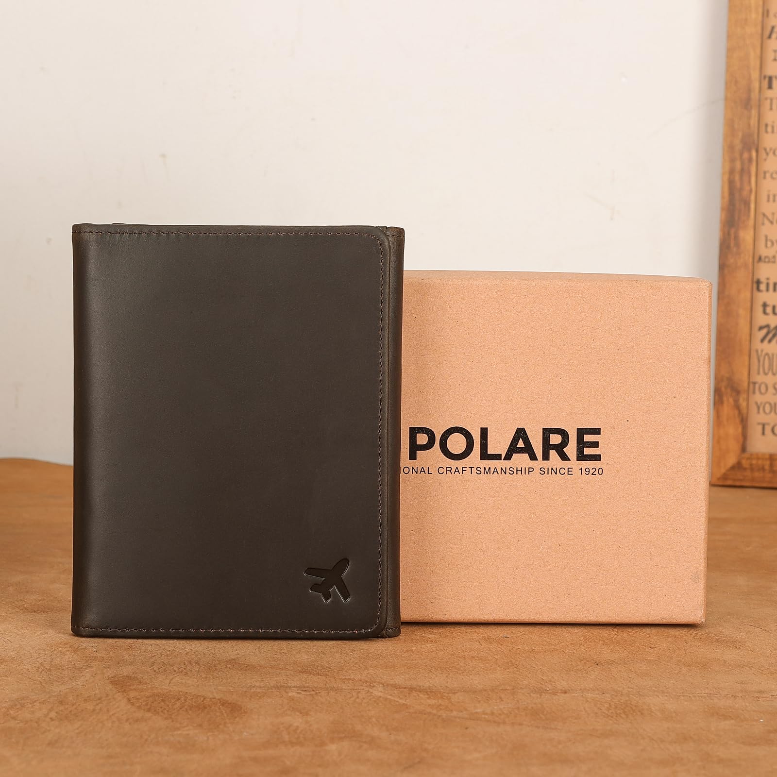 Polare - Cartera de cuero de grano completo para pasaporte, con bloqueo RFID, cartera triple para hombres, organizador de documentos para profesionales de la aviación, Marrón oscuro, Billetera triple