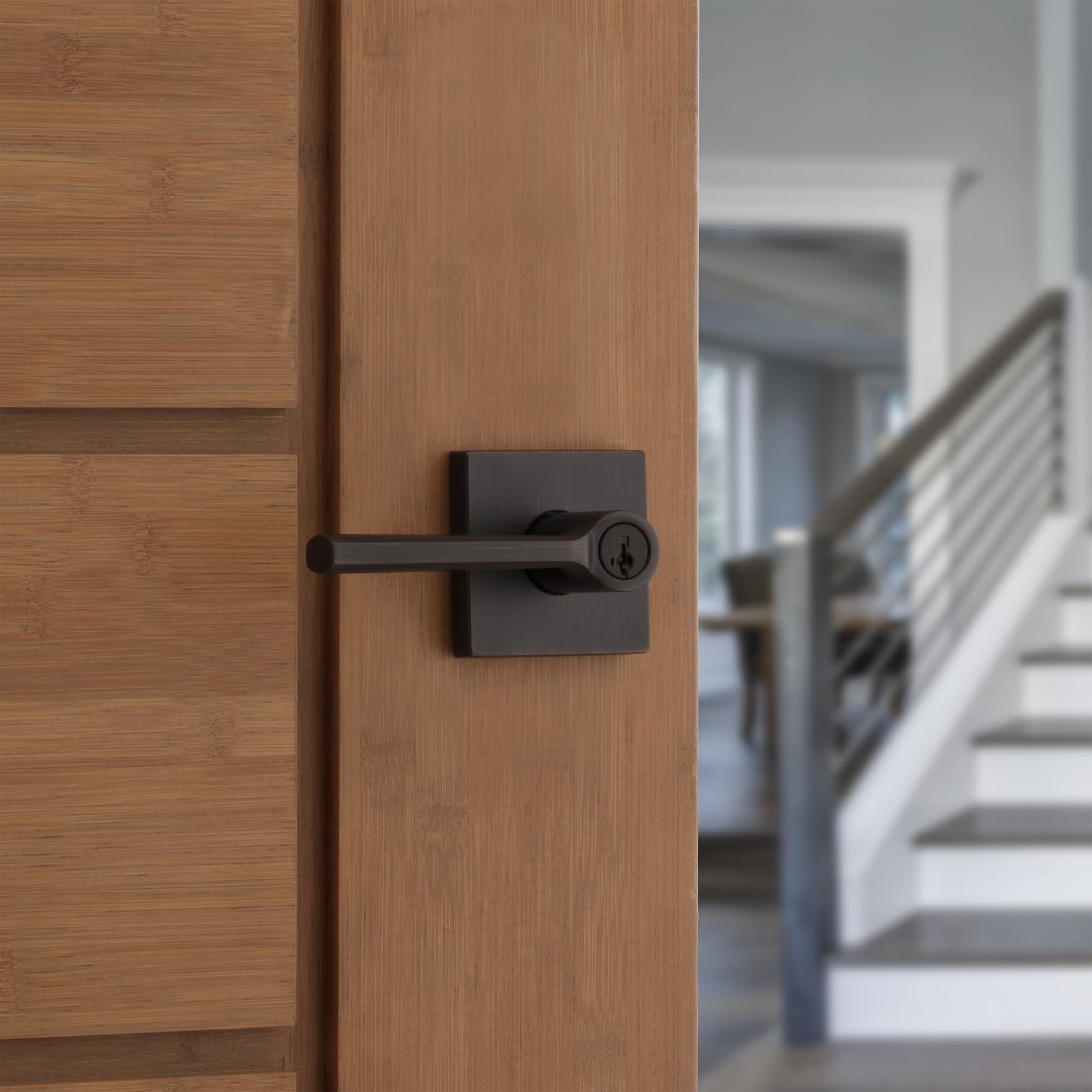 Kwikset Lisbon - Pomo cuadrado para puerta de entrada con cerradura y llave, manija segura con llave exterior, entrada frontal y dormitorio, bronce veneciano, resistente a las púas, seguridad SmartKey