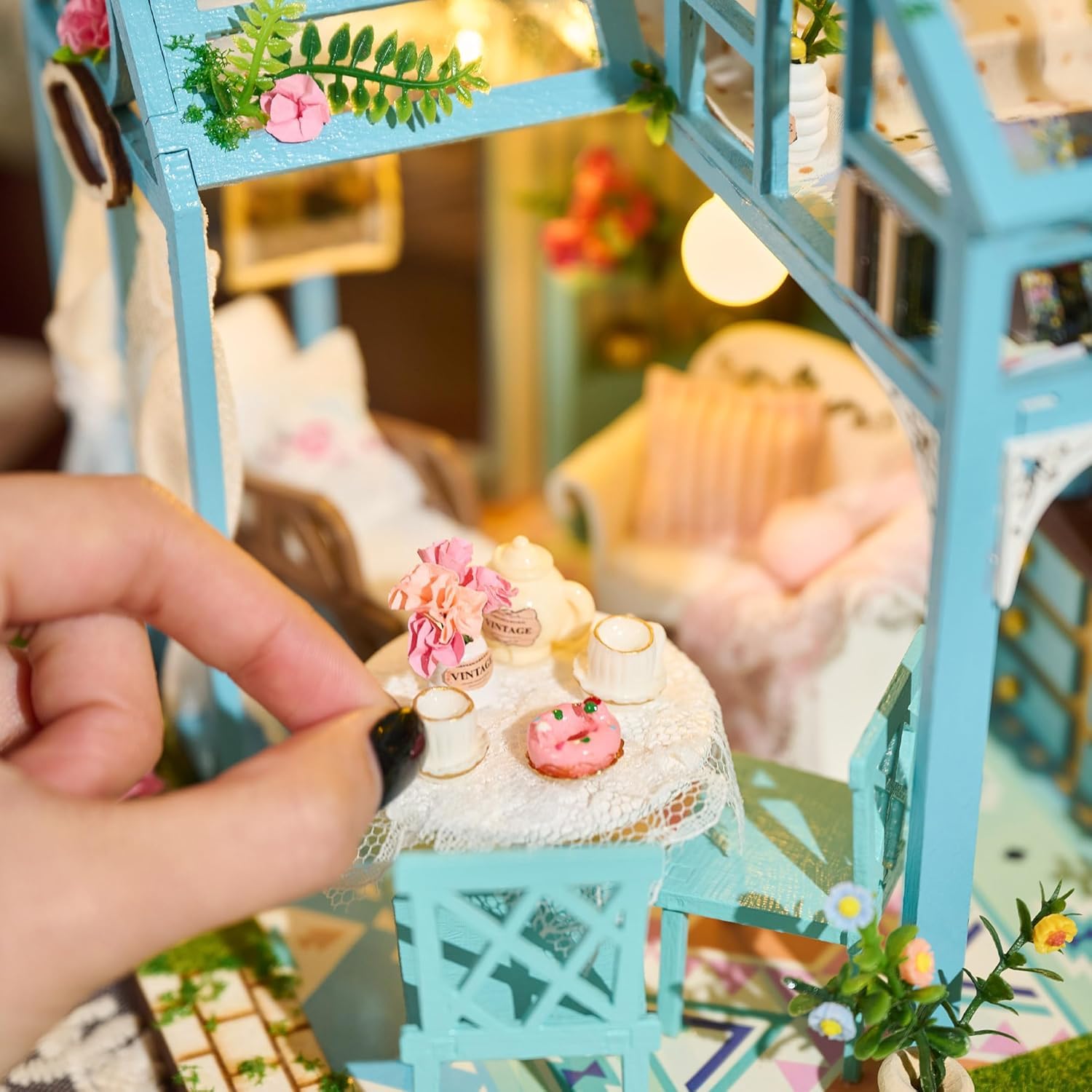 BenBen Kit Fai da Te per Casa delle Bambole, Kit per Casa in Miniatura per Adulti, Kit per Modellismo Fai da Te, Casa con Fiori, Regalo per Donne Uomini