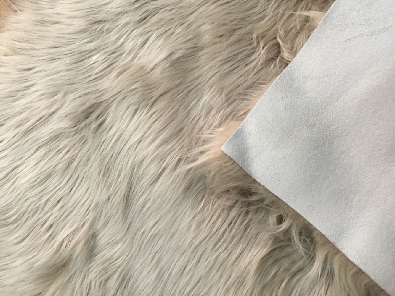 Amazon｜ムートンラグ 人造シープスキンラグ 毛長タイプ ふんわり