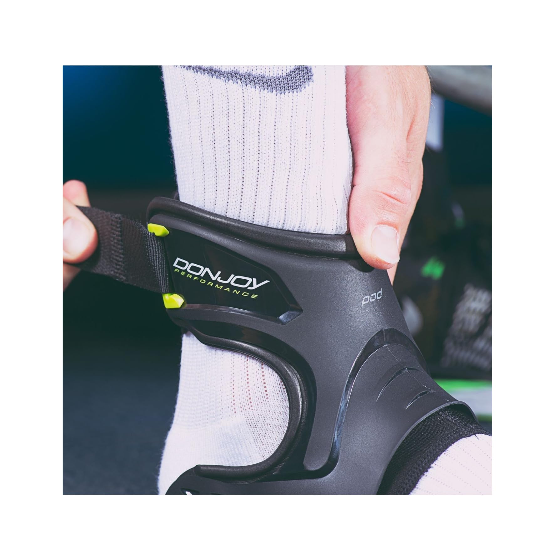 DonJoy Performance - Tobillera con soporte POD®, el mejor apoyo para conseguir estabilidad, para los esguinces de tobillo y torceduras provocadas por el fútbol americano, fútbol, baloncesto, lacrosse, voleibol - DP151AB05-BLK-XS-R, Pie derecho, XS, Negro