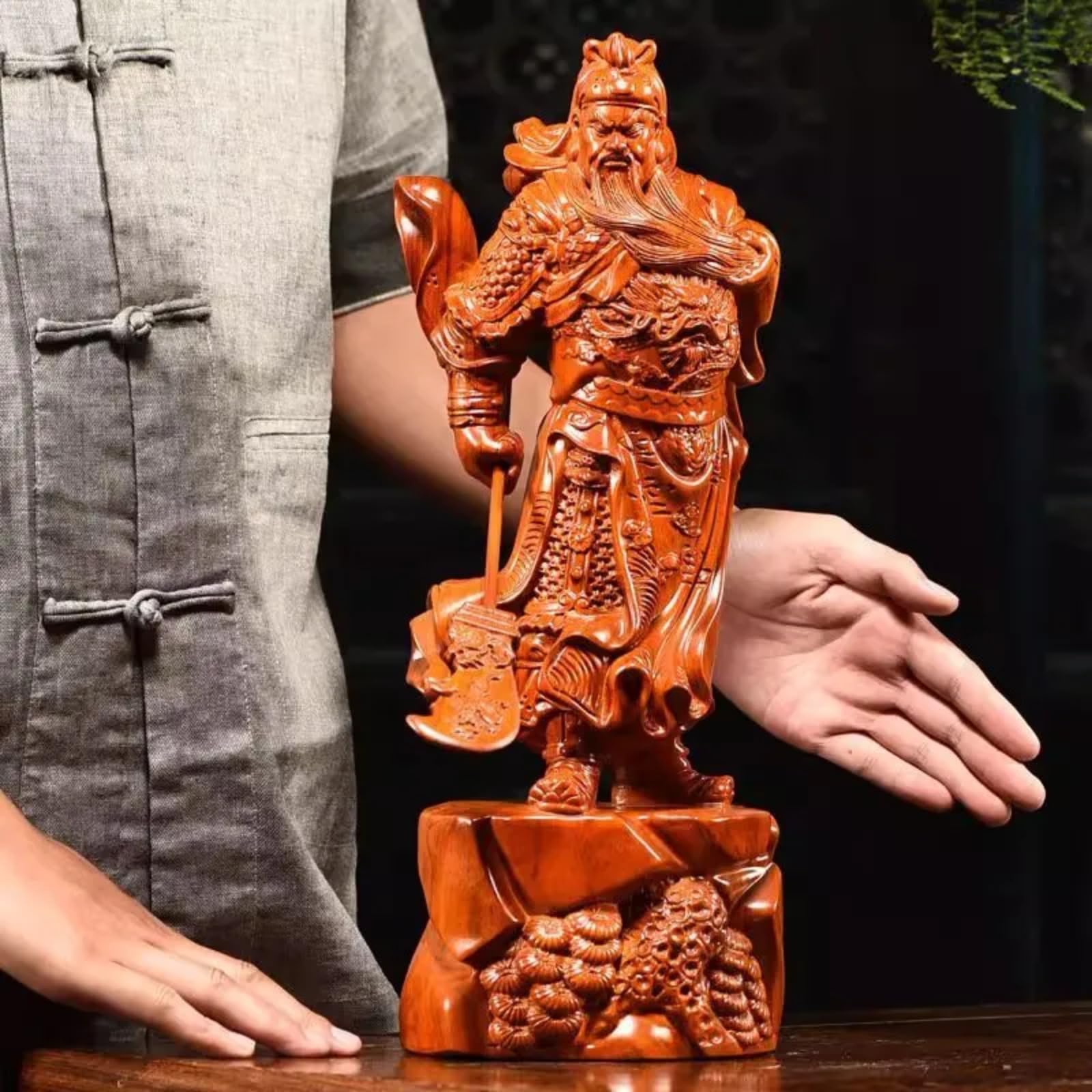 Statue de Guan Gong sculptée sur bois pour harmoniser le salon ou le bureau