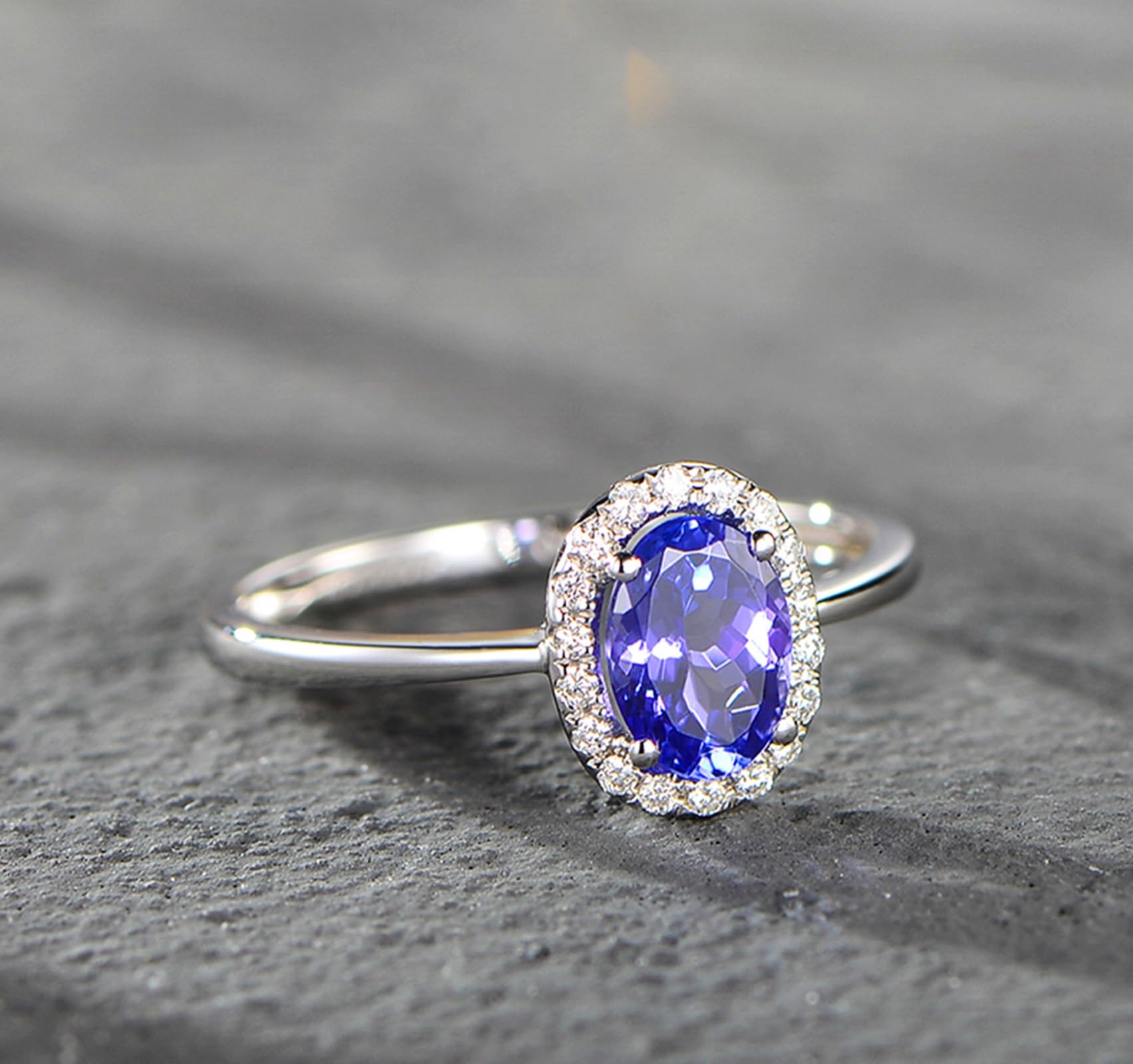 Oro Bianco Elegante Anello di Fidanzamento da Donna con Tanzanite Ovale da 0,9 ct e Diamante