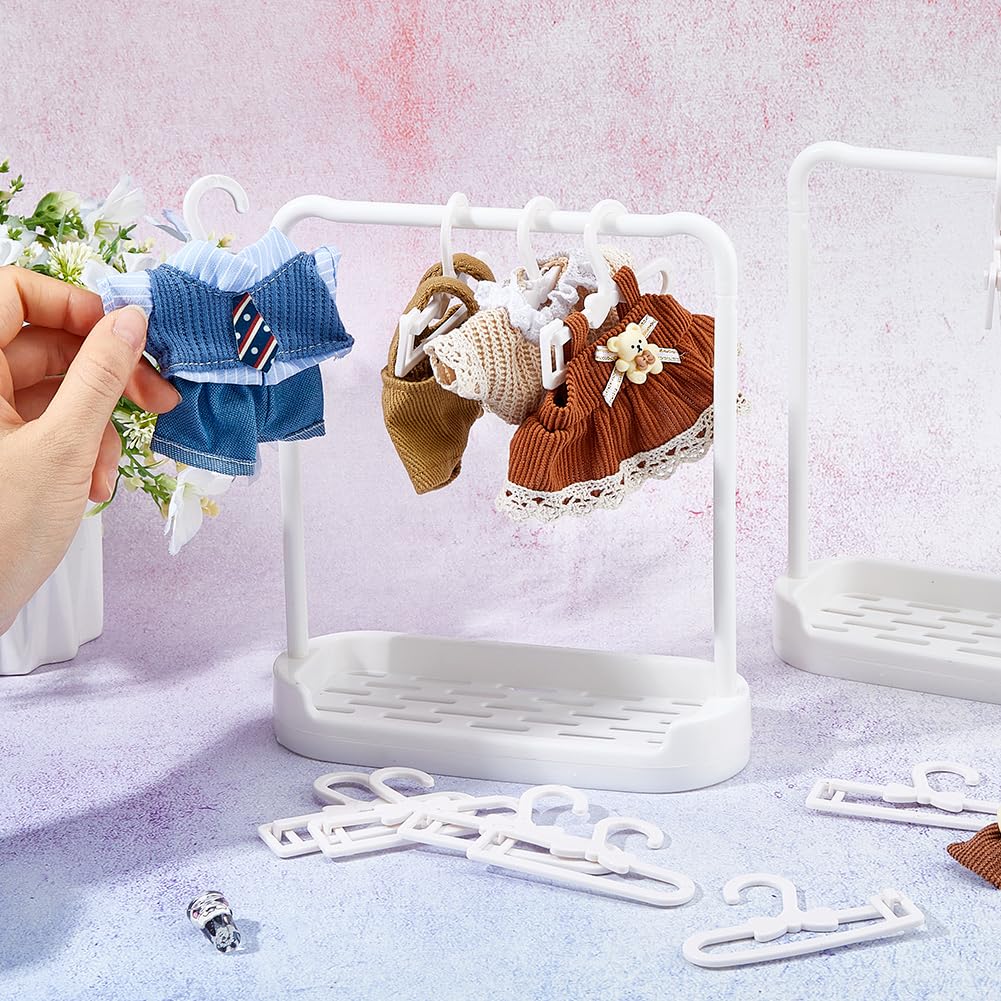 DICOSMETIC 2 Stück Puppen Kleiderständer mit 20 Stück Kleiderbügeln Mini Plastik Puppenkleidung Aufbewahrung Hängend Weiß Puppen Kleiderschrank Dekoration für Puppenhaus Partyzubehör Küche, Haushalt & Wohnen