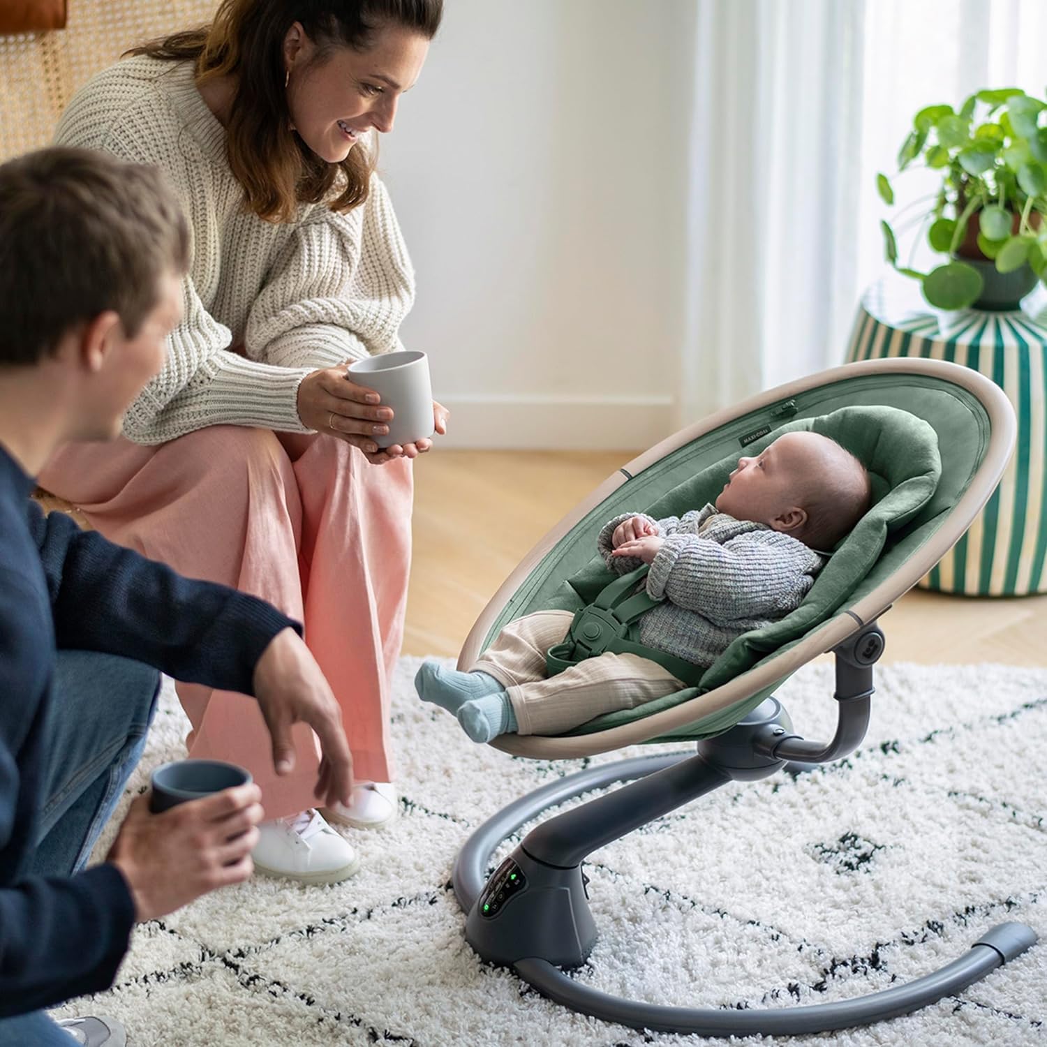Maxi-Cosi Cassia Sdraietta Neonati Elettrica per Bambini, 0-6 mesi, max 9 kg, Altalena Neonato Girevole 360°, Reclinabile, Rilevamento Automatico Movimento, 5 Velocità, 12 Melodie, Essential Graphite