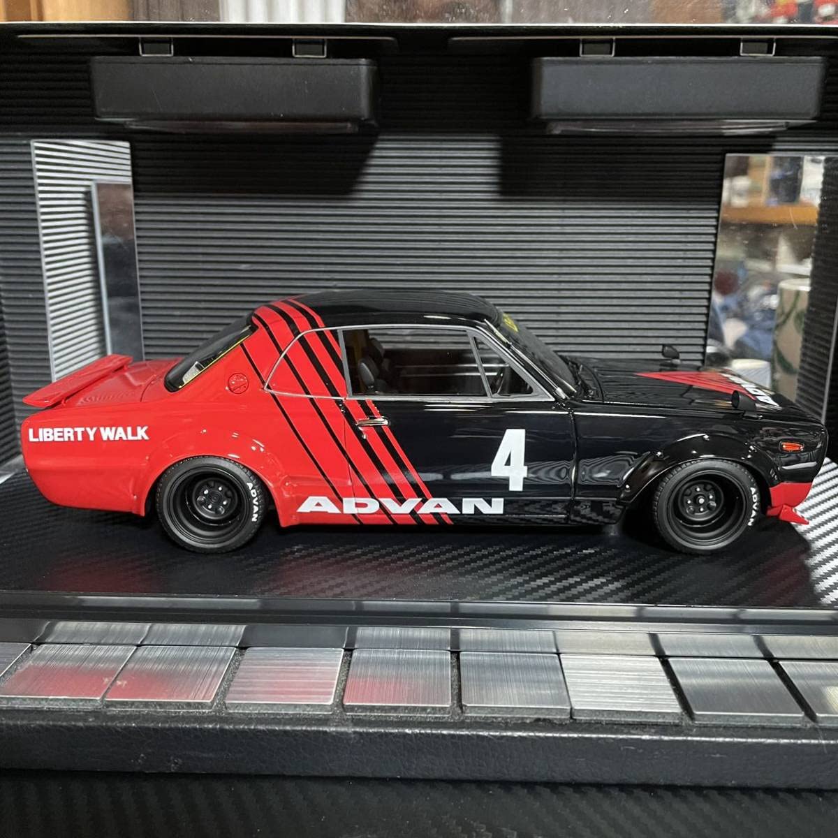 Amazon.co.jp: イグニッションモデル 1/18LB-WORKS ハコスカBlack/Red