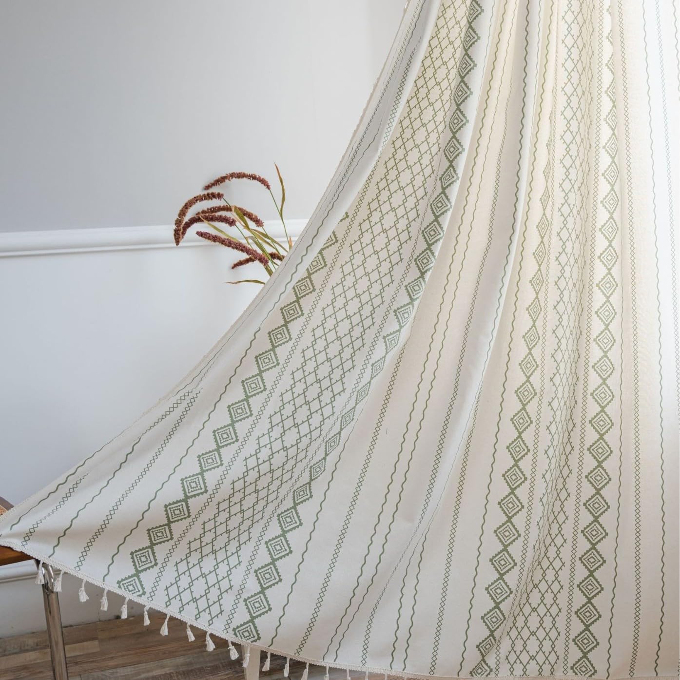Rideau bohème vert 150x180 cm avec pompons et passe-tringle style rustique