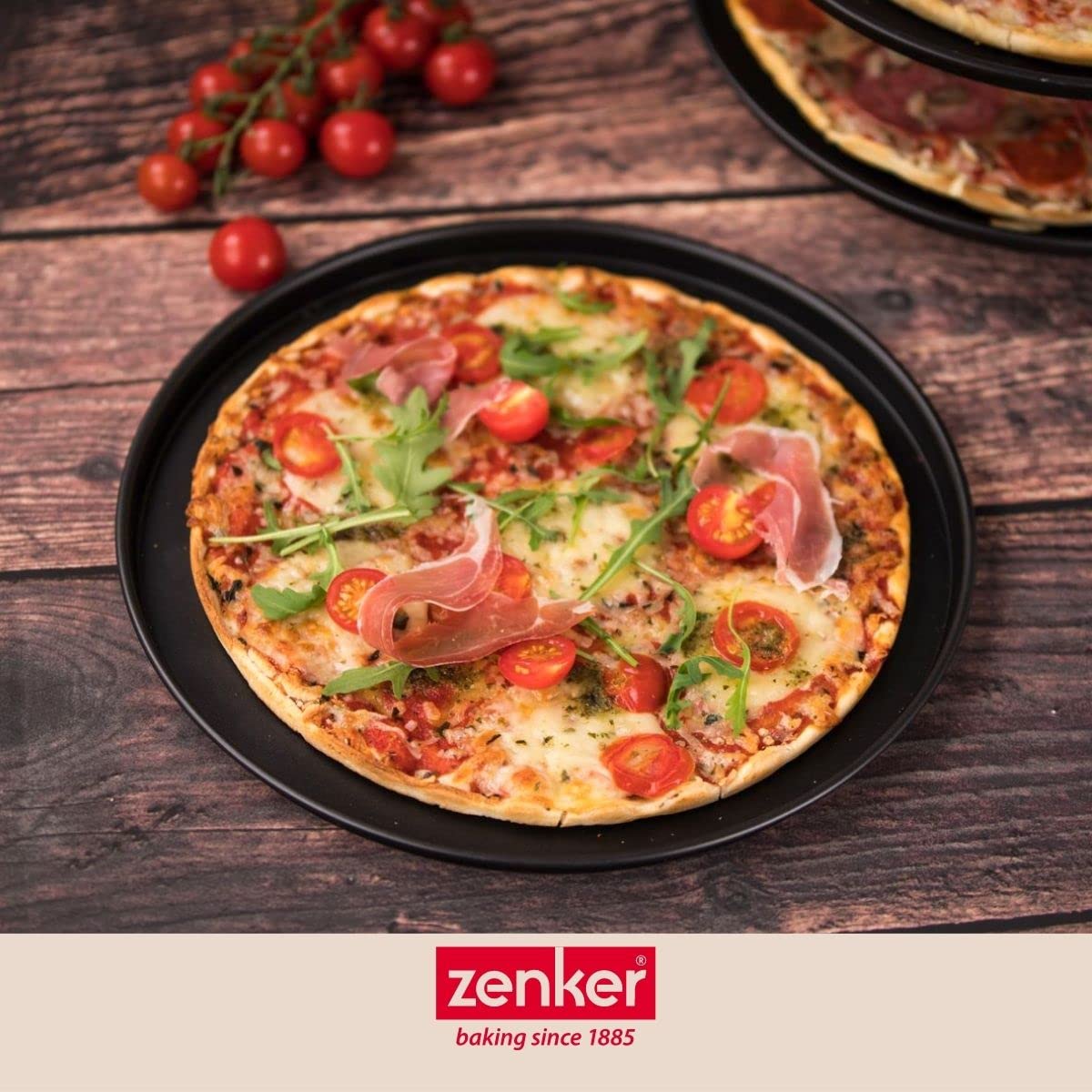 Zenker 7515 Set de cuisson pizza, 3 plaques à pizza et 1 grille four, plaque pizza, plaque de cuisson pour pizza, plat pizza four, moule pizza, Acier, Noir, 29 x 1,5 cm