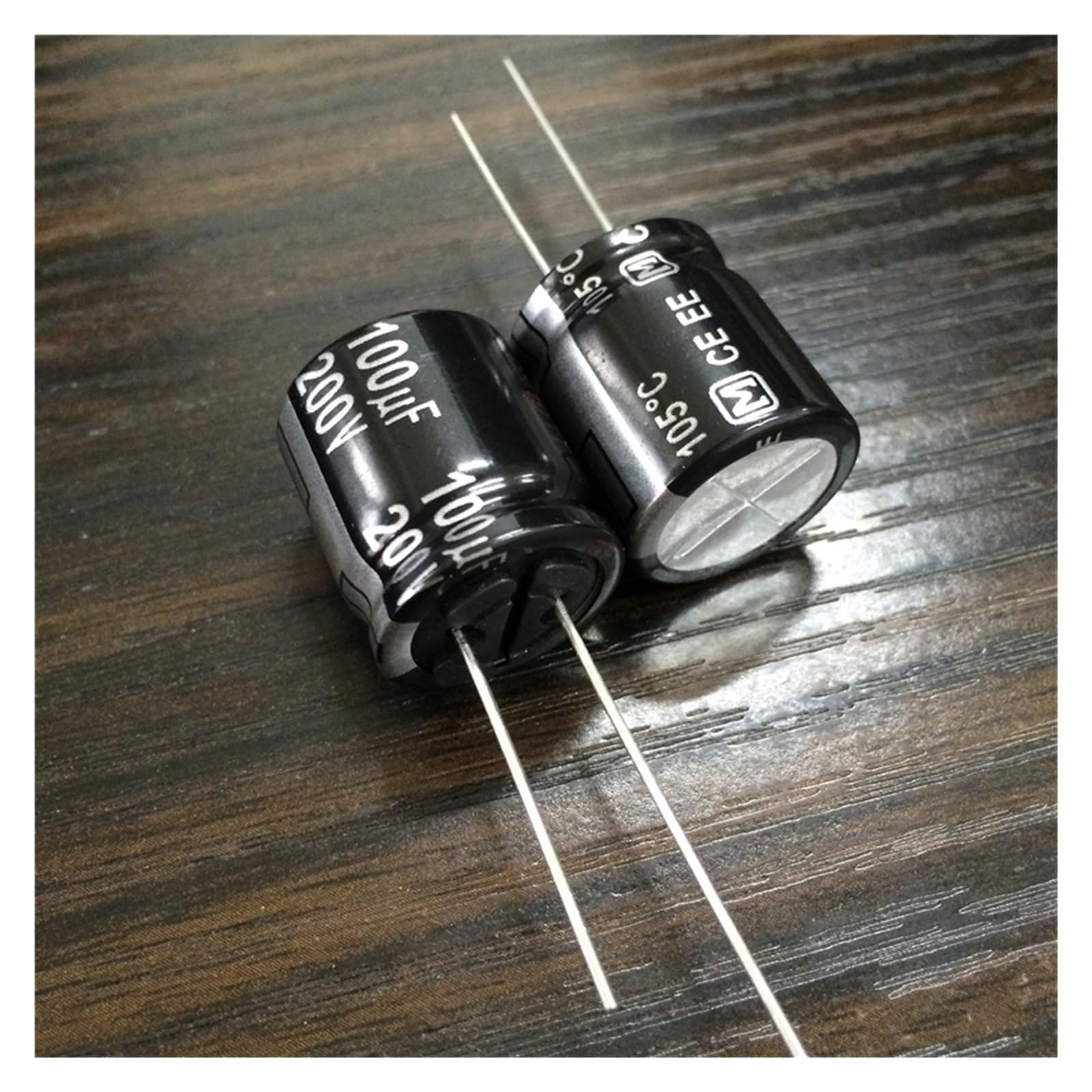 Condensateur électrolytique 200V 100uF série EE 18x20mm de haute précision