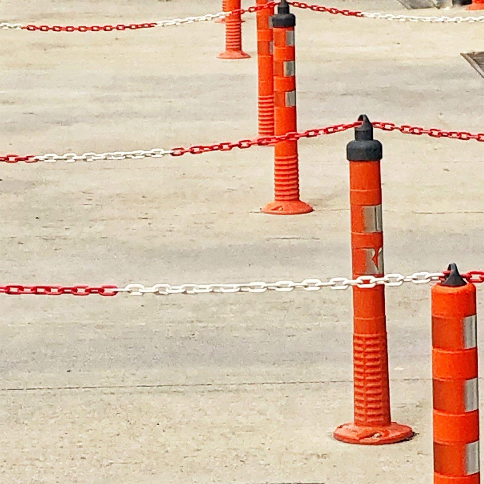 8mm High Visibility Red And White Plastic Road Safety Chains - Plastic Safety Barricade Chain
