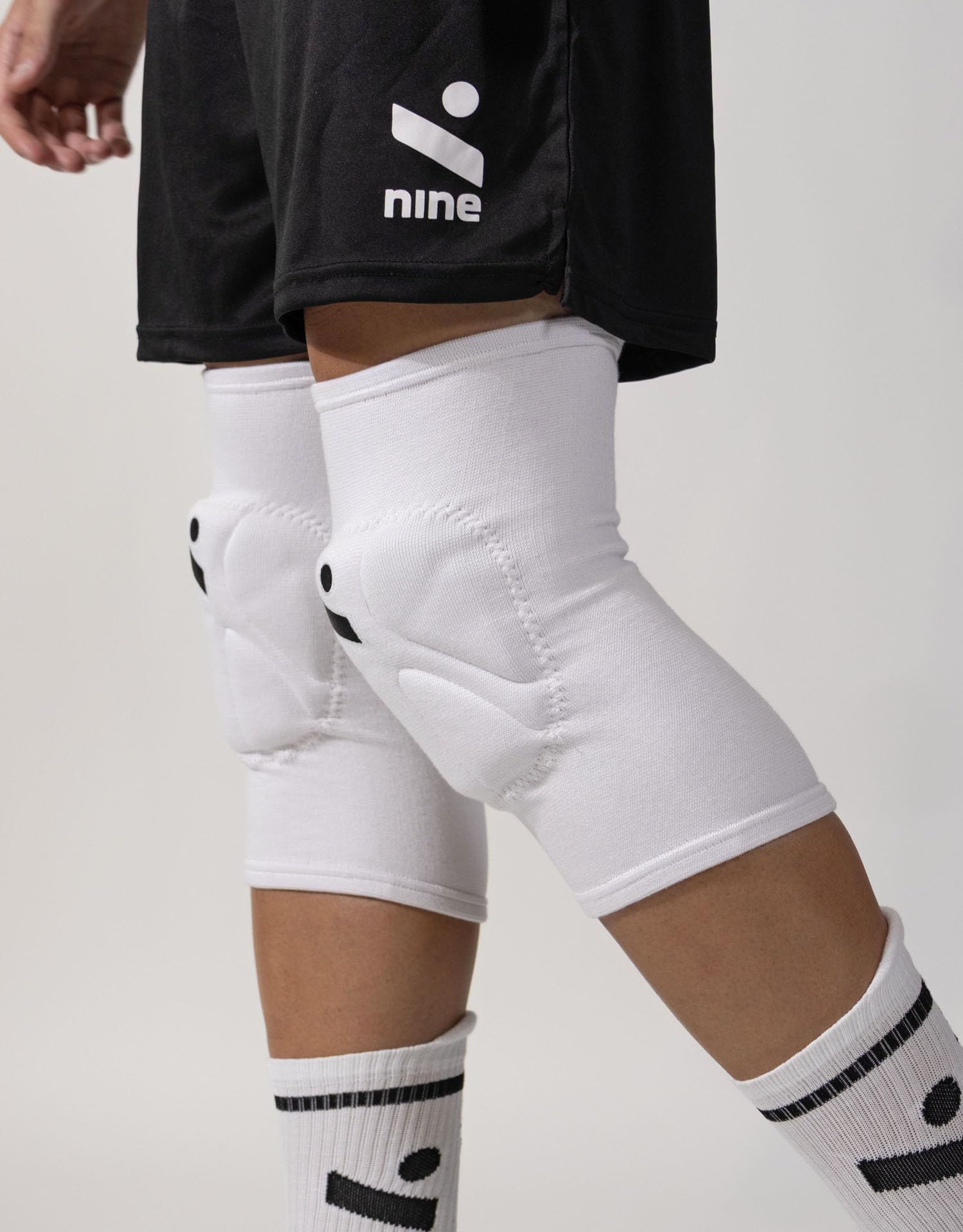 ninesquared New Shield Knieschoner Volleyball Unisex – Professioneller Schutz & Ergonomische Passform – 1 Paar – Weiß – Größe XL