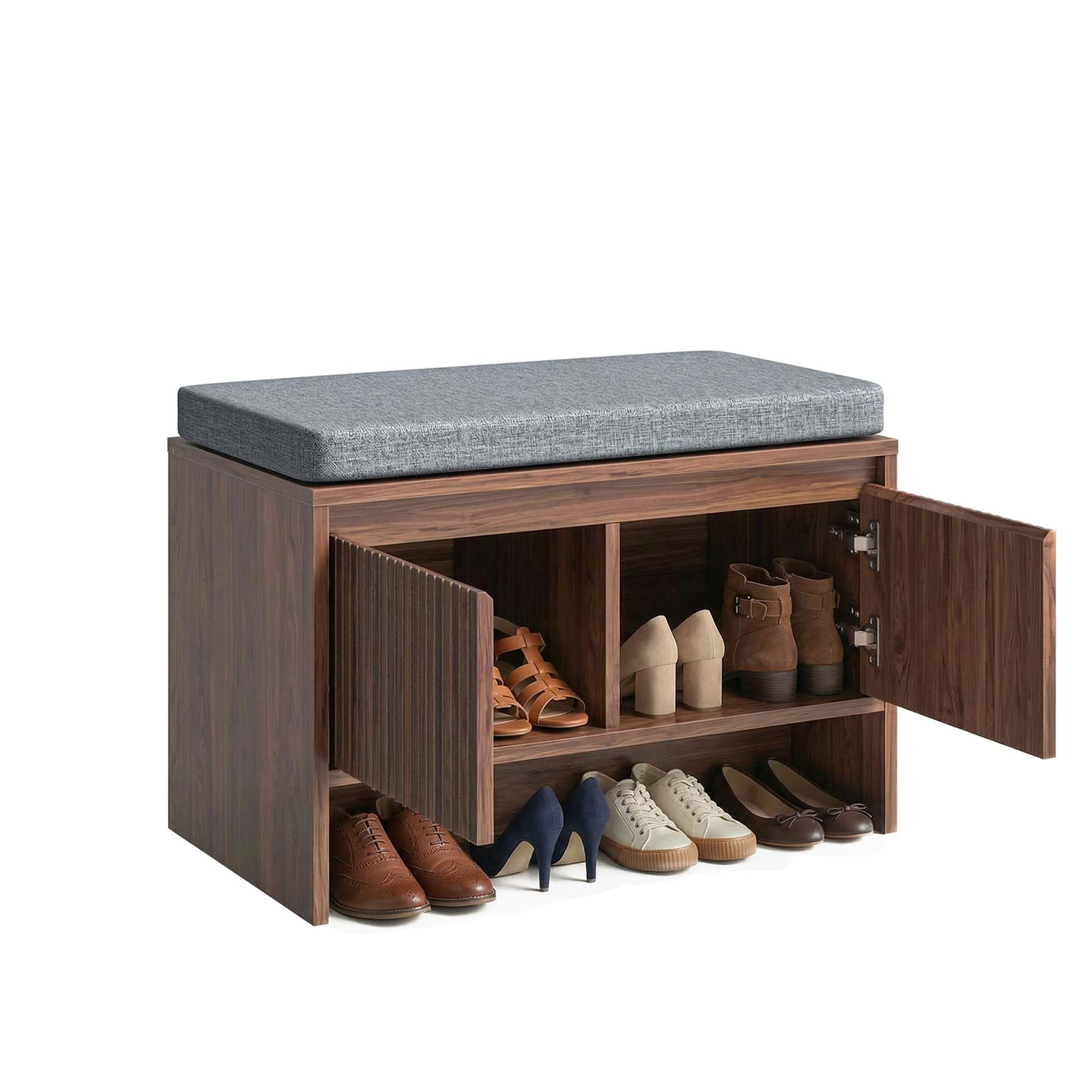 Schuhbank mit Sitzfläche und Stauraum in Walnuss Optik, Moderne Sitzbank Flur mit Lamellen Design, gepolsterte Schuhkommode mit Soft Close Türen, Elegantes Flurmöbel 65 cm