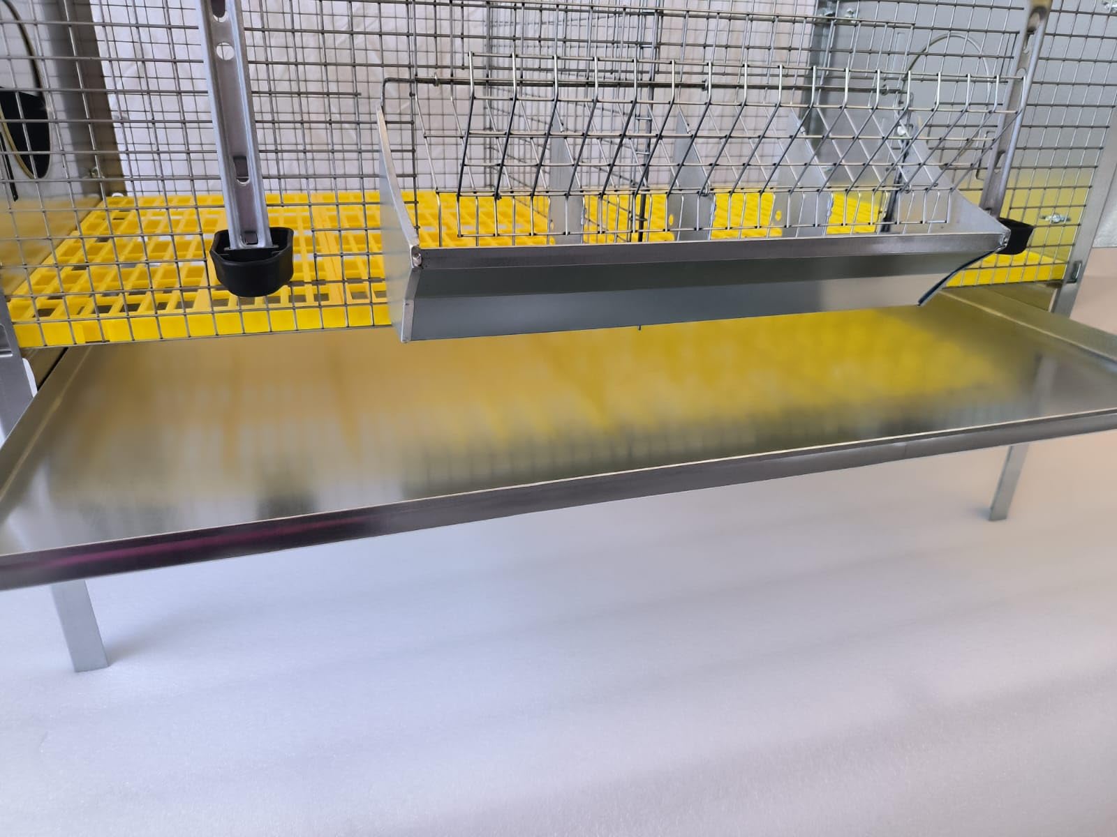 Gabbia In Acciaio ZIncato e Rete, per Conigli Fattrici. Compresa di Pavimento in Plastica, 2 Nidi, Abbeveratoi e Mangiatoia.cm 149Lx66Px66H (LE MISURE SONO DELLA GABBIA MONTATA CON ACCESSORI)