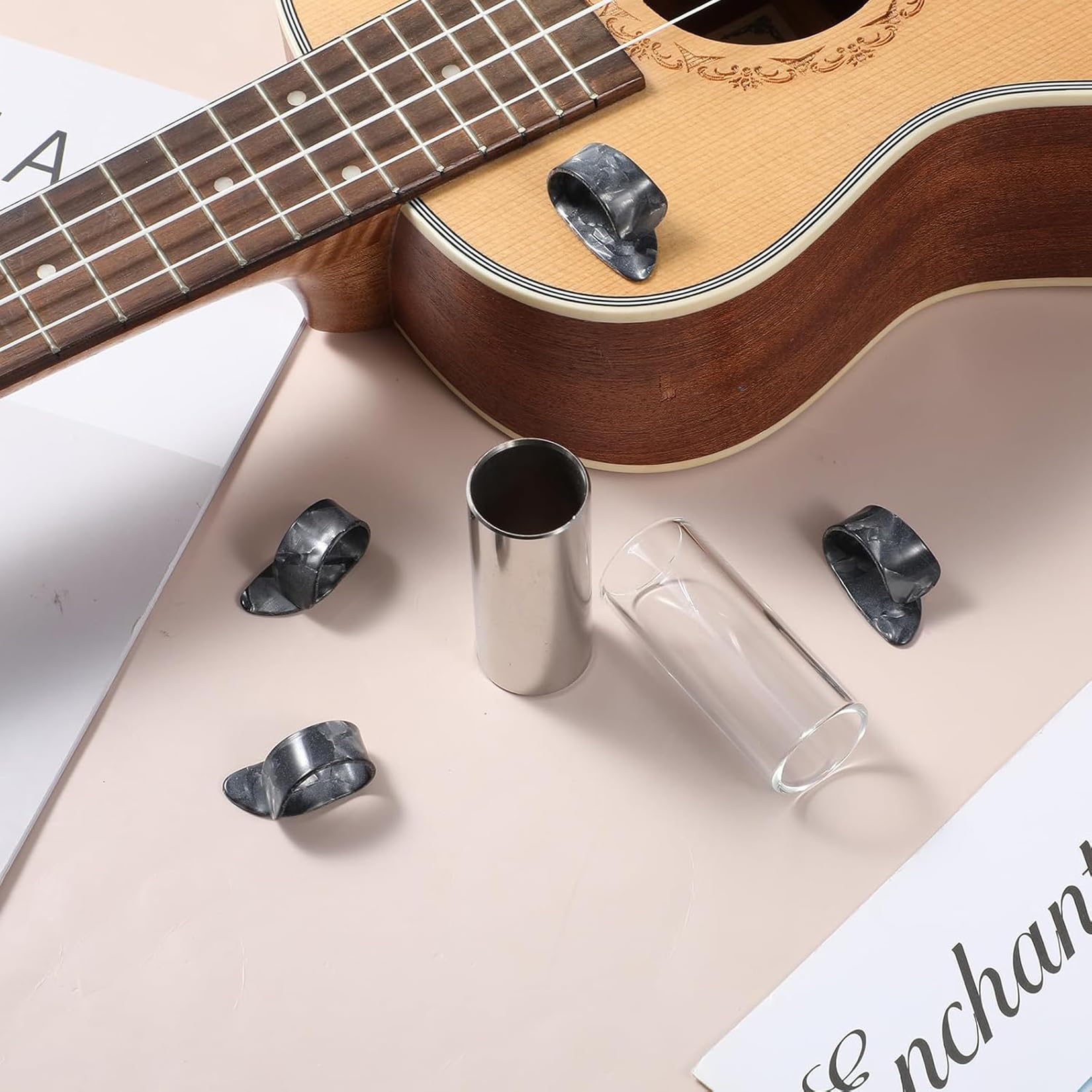 Zestaw do gitary z 1 suwakiem szklanym (6 cm) 1 suwakiem ze stali nierdzewnej (6 cm) i 4 wytrychami gitarowymi w kolorze czarnym do gitary basowej