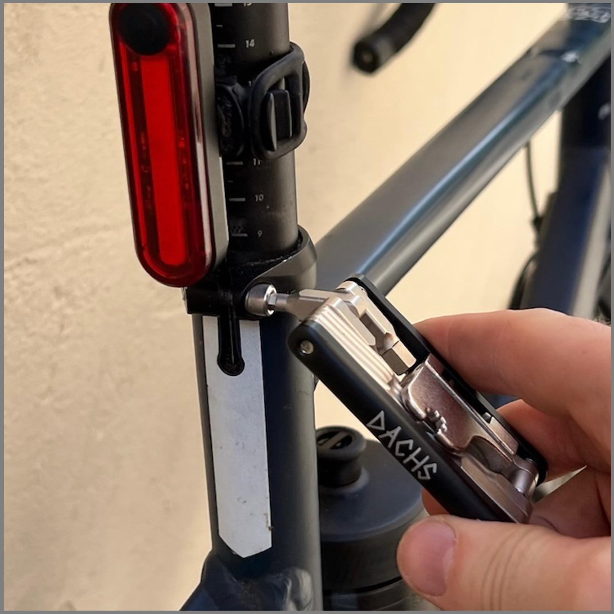 DACHS Rennrad Multitool mit 18 Funktionen - 18-in-1 Premuim Fahrradwerkzeug – Mini Multitool für Rennrad - 71x46x8mm, 116g