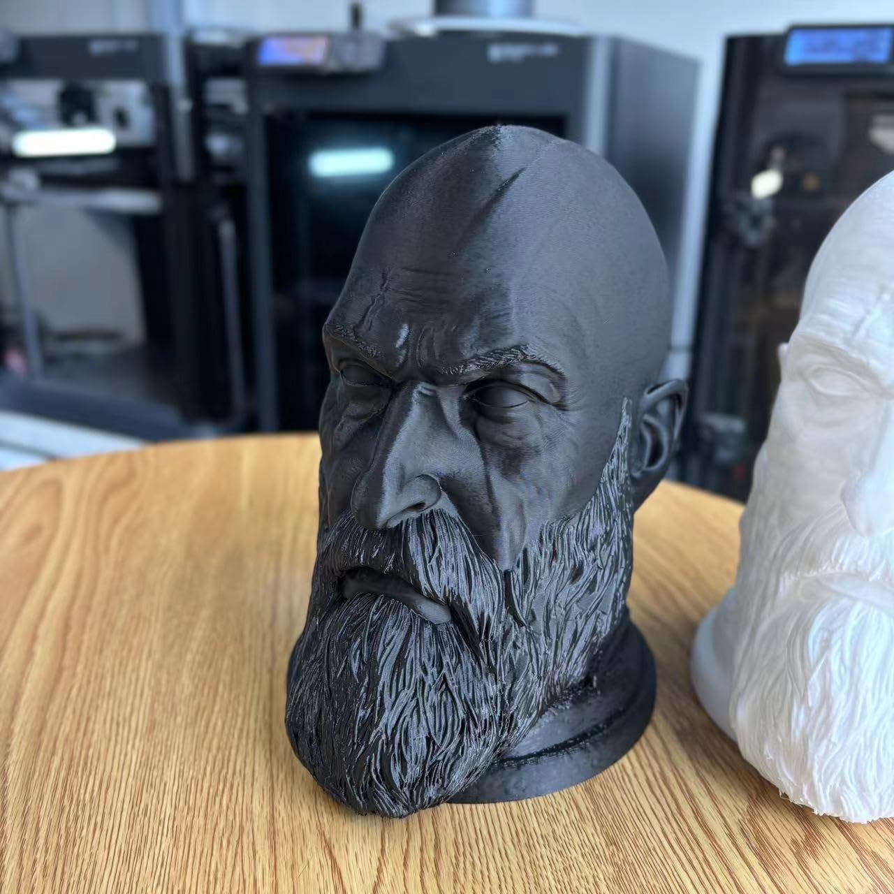 Kratos God of War Kopfhörerständer, 3D-gedruckte Gaming-Büste Headset-Halter mit detaillierten Gesichtsfunktionen, Desktop-Gaming-Zubehör