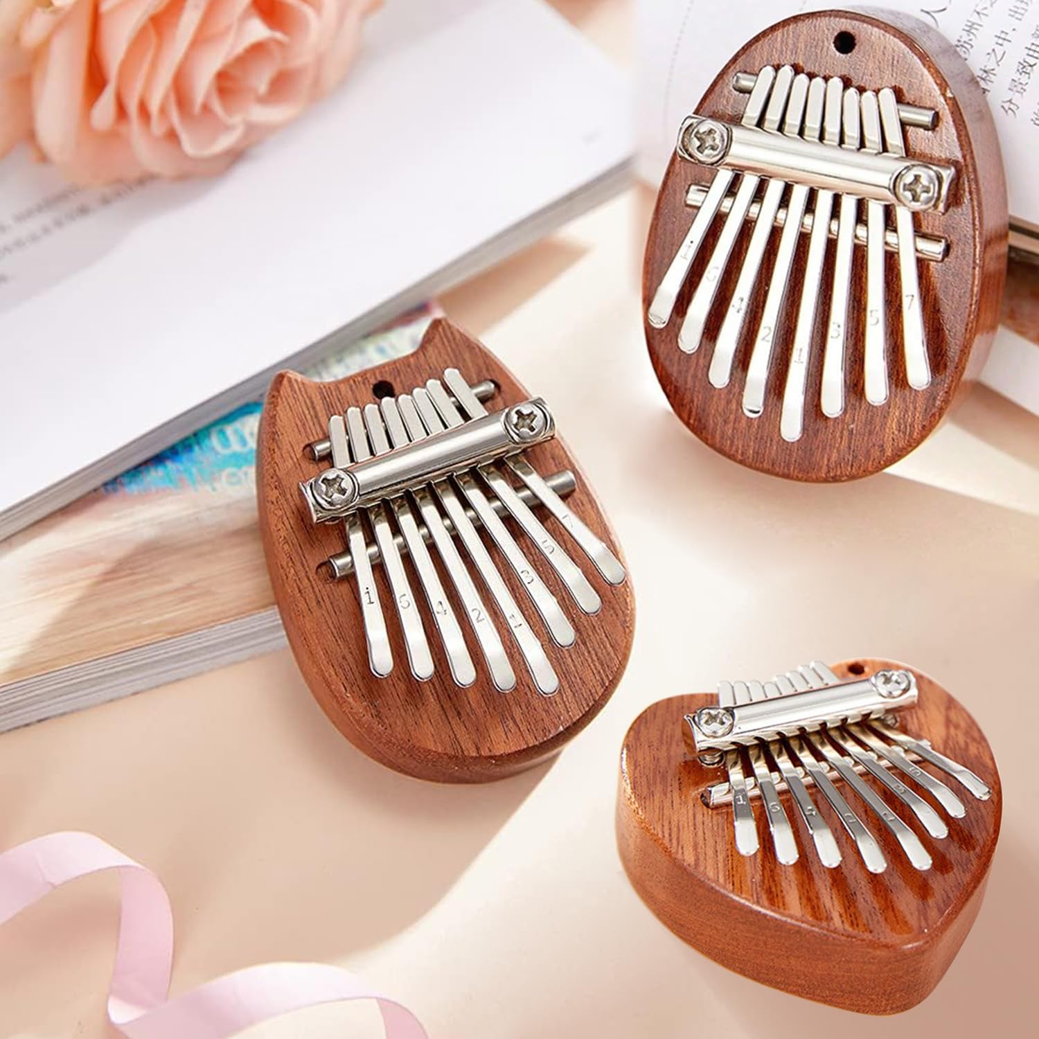 Paquet de 3 Mini Piano à Pouce Kalimba 8 Touches Piano à Doigts Instrument de Musique Professionnel avec Pendentif Porte Clés Accessoires Protège Doigts Cadeaux pour Enfants Adultes Débutants