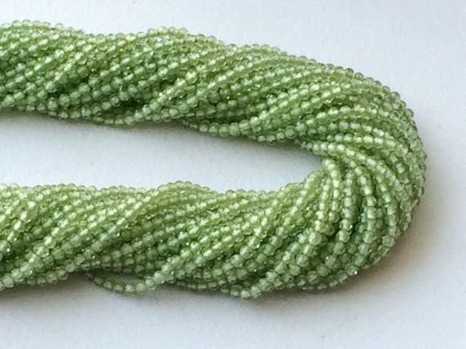 Peridot perles naturelles de 2mm pour fabriquer un collier d'été bohème chic et lumineux