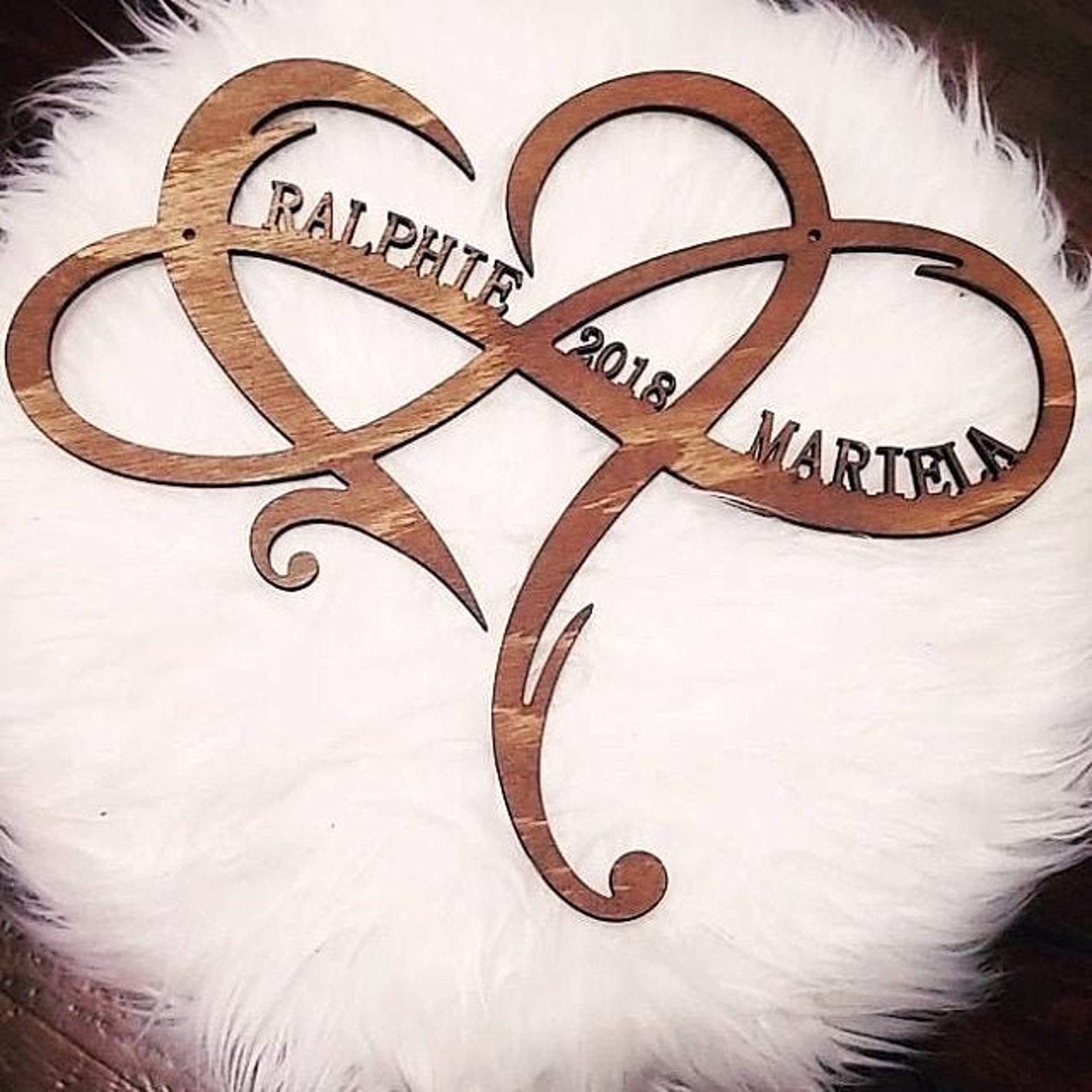 Signe en Bois Personnalisé, Forme de Cœur avec Symbole Infini, Cadeau de Mariage pour Les Couples, 2 Noms Année et Cœur, Cadeau de Saint-Valentin Rustique, Plaque d'amour Custom en MDF, 26 cm x 29 cm