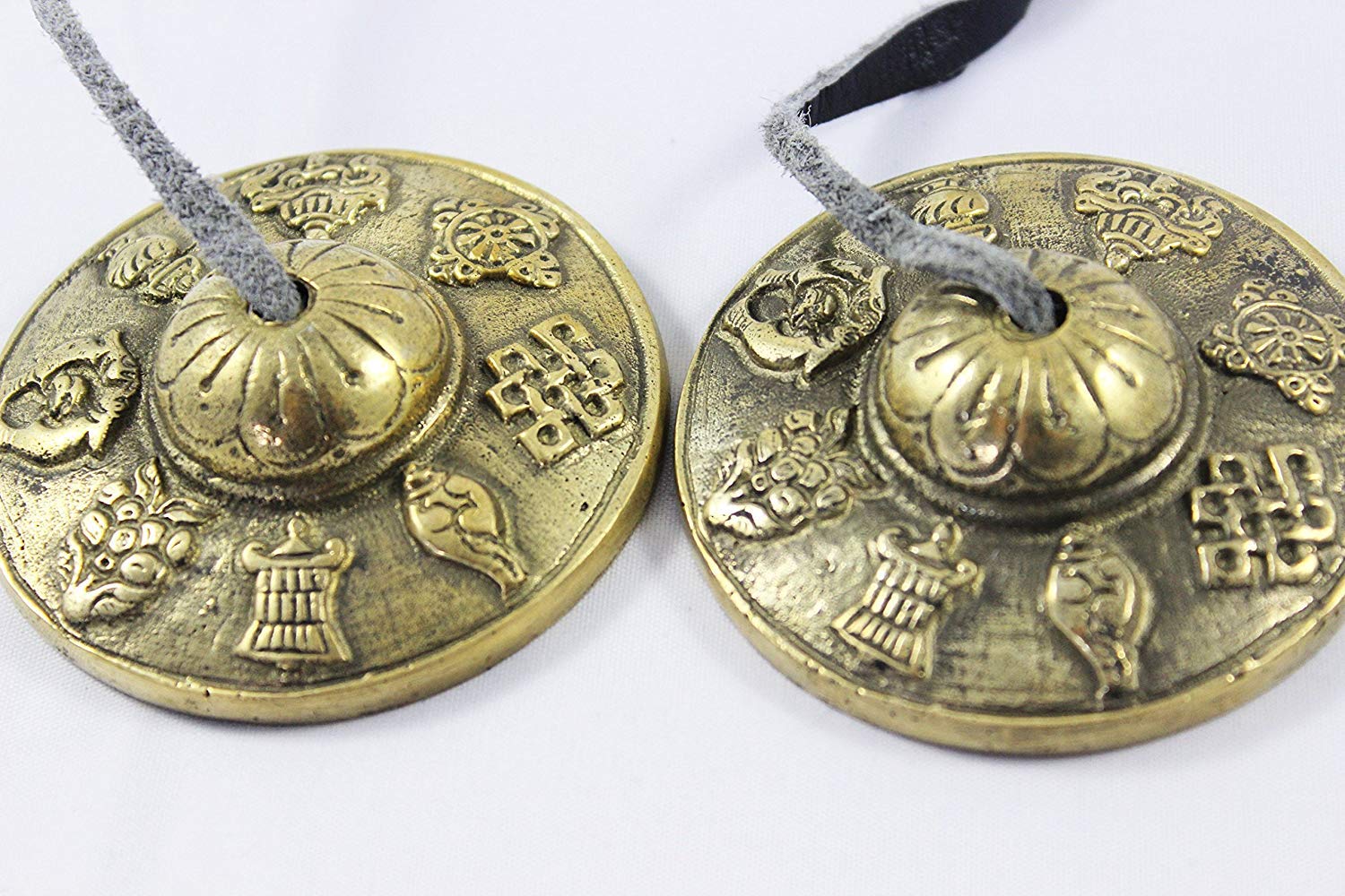 Campana de meditación tibetana Tingsha de 6,6 cm, 8 símbolos auspiciosos bellamente grabados en las superficies, afinada y fabricada a mano en Nepal