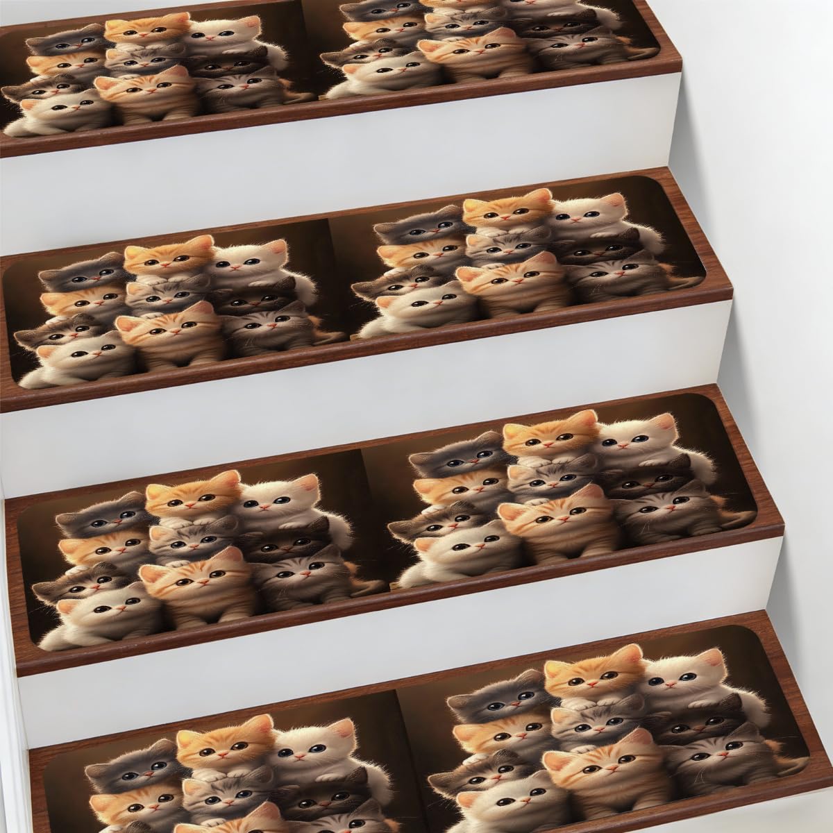 Tapetes de escalera para interiores de gatitos en casa familiar
