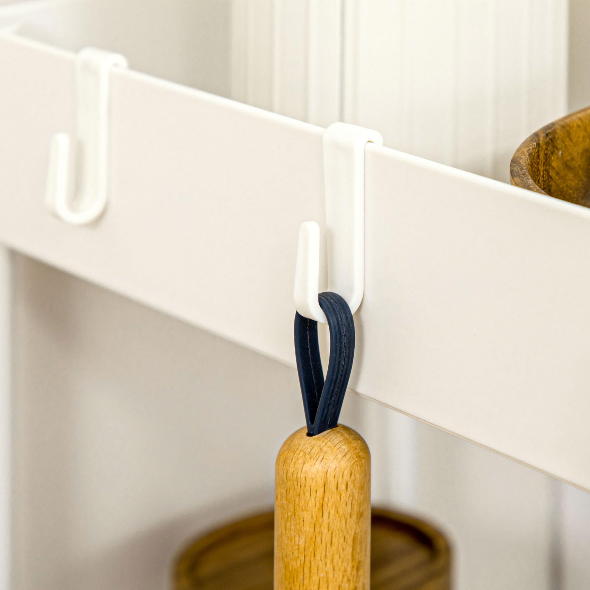 HOMCOM Chariot de cuisine à 4 niveaux, étagère de rangement avec roulettes, chariot de service avec freins, étagère de cuisine pour chambre à coucher, cuisine, salon, plastique, blanc, 40 x 19 x 90 cm
