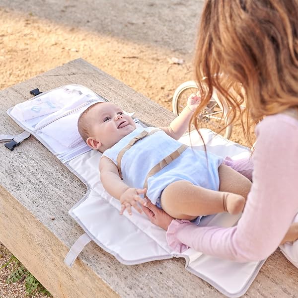 Fasciatoio Portatile Pieghevole e impermeabile XL–Questo fasciatoio è una borsa rimovibile composta da 6 tasche insieme a un dispenser di salviette e un comodo cuscino per la testa del bambino. - 3