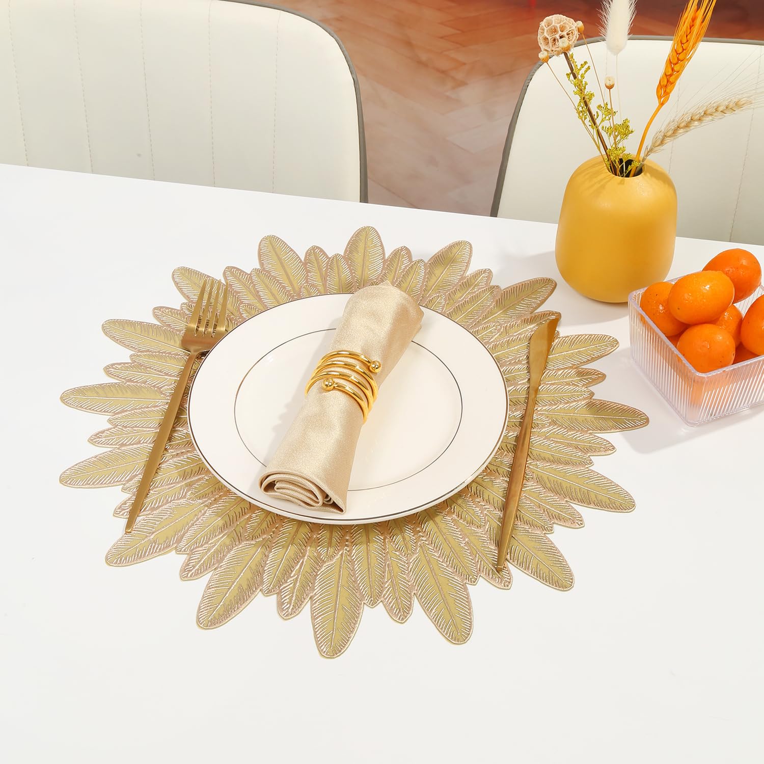 Salvamanteles Lavables, 4 Manteles Individuales y Posavasos Navideños Lavables de PVC con Plumas Tejidas Manteles Individuales de Papel de Aluminio Dorado Manteles Decorativos Resistentes al