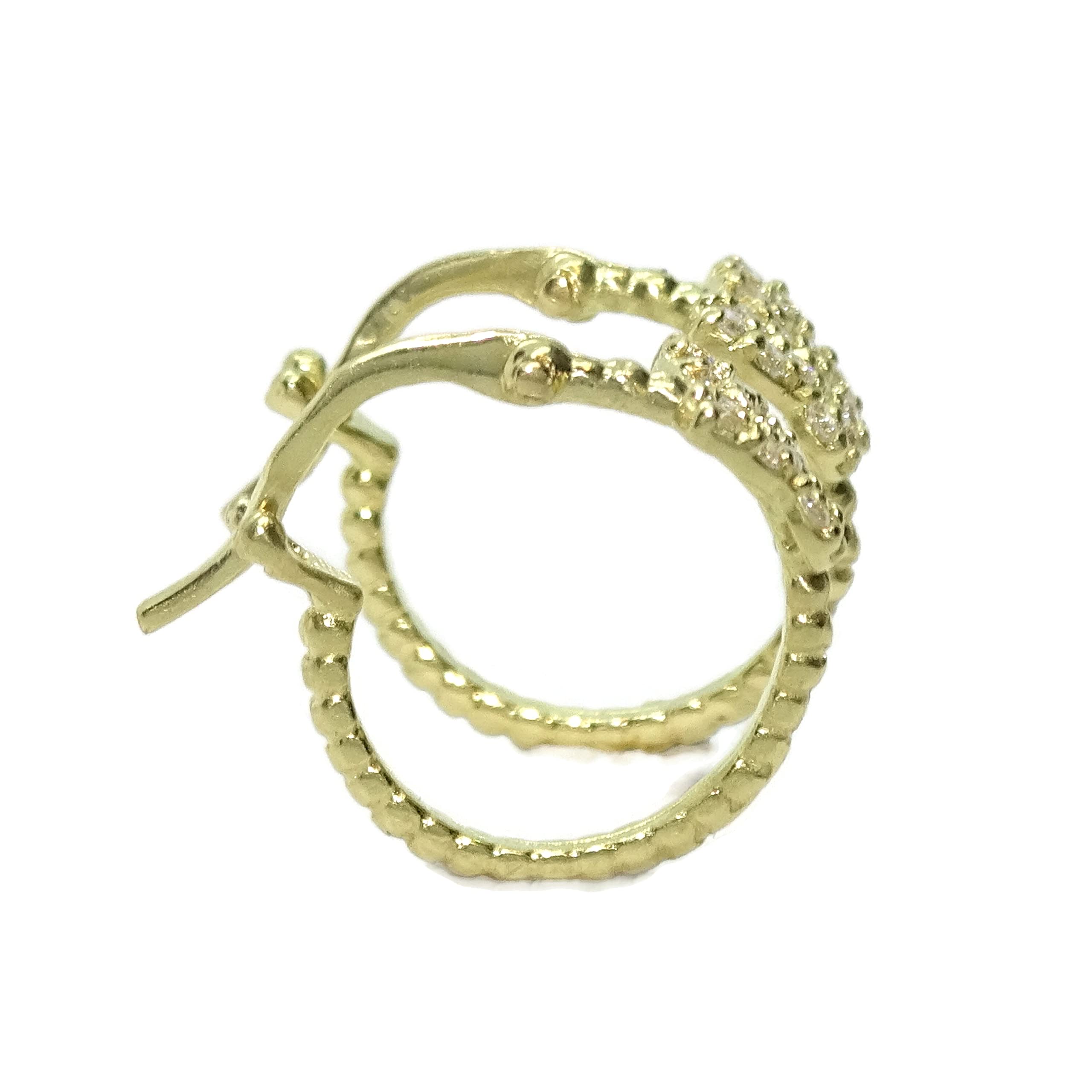 Bellissimi e originali orecchini a cerchio per bambina in oro 18k con farfalla e zirconi. Facile chiusura a scatto. Comunione ideale.
