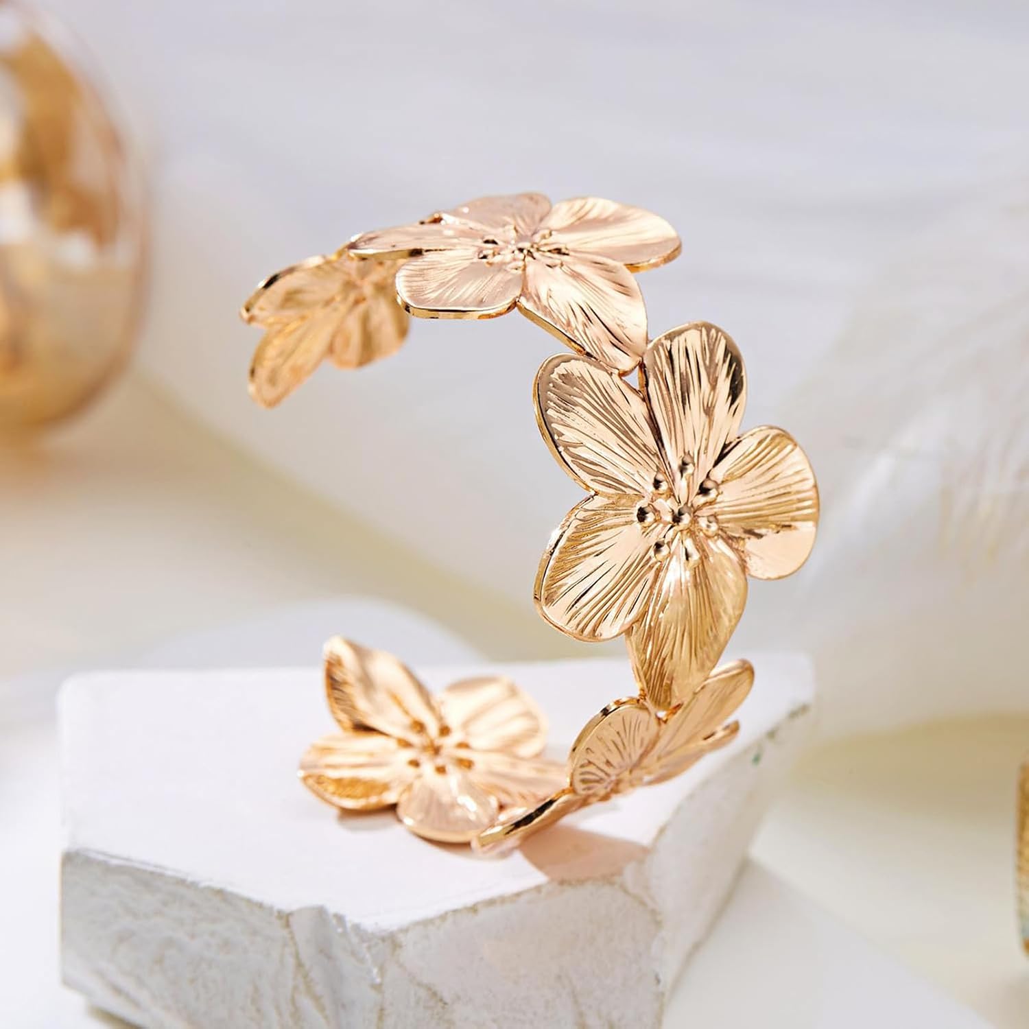 Chunky Gold Vintage Flower Hollow Bangle Bracelet for Women - Punk Floral Petal Bracelets - Stainless Steel Adjustable Open Cuff Shell Beach Bangles Trendy Boho Jewelry Gifts