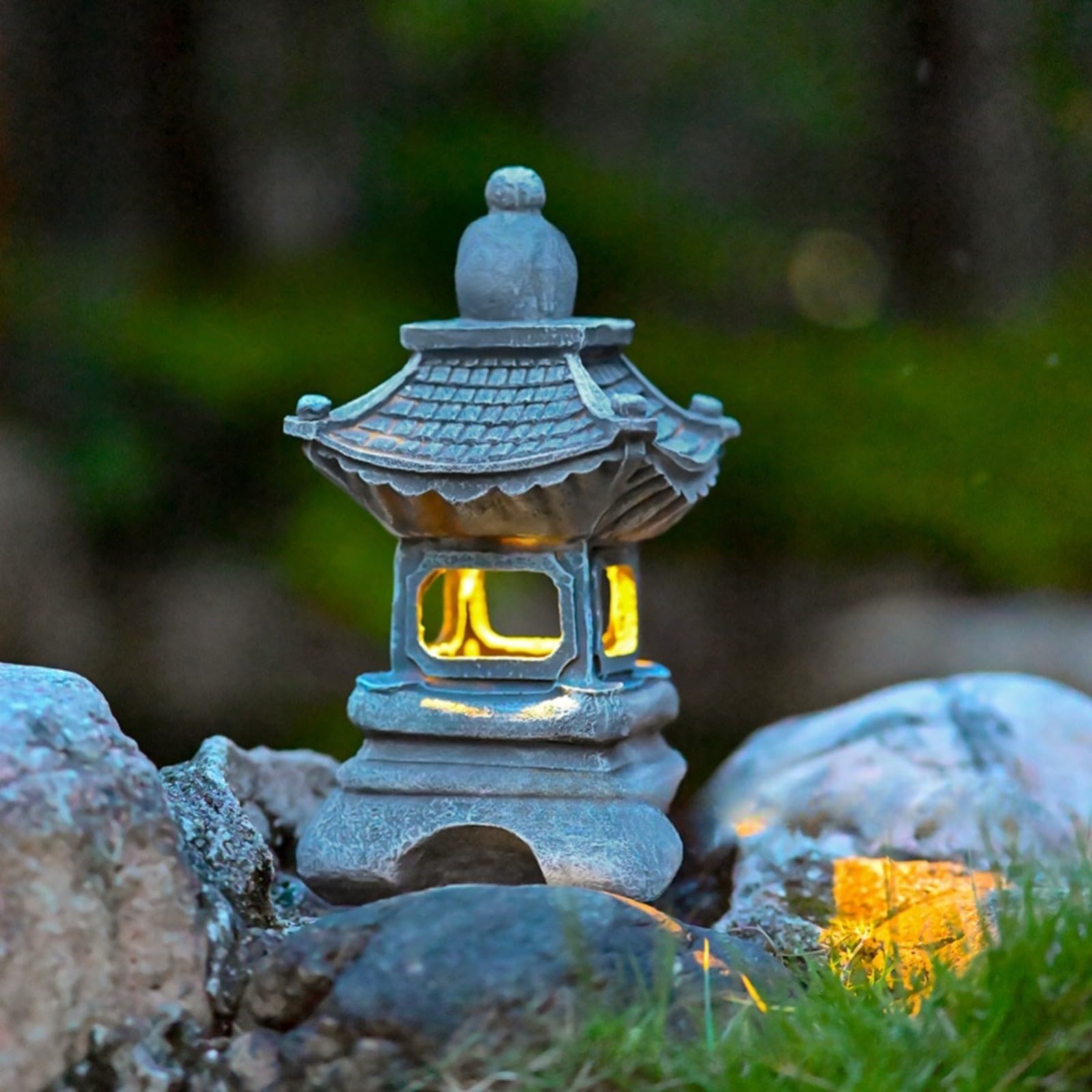 Statue de jardin pagode à énergie solaire, lanterne zen japonaise en résine avec détails en mousse, paysage extérieur, terrasse, finition pierre grise, 34 cm